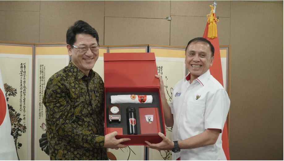 Ketua Umum PSSI Mochamad Iriawan (kanan) bersama penjabat Duta Besar Korea Selatan (Korsel) untuk Indonesia Jeon Joyoung.