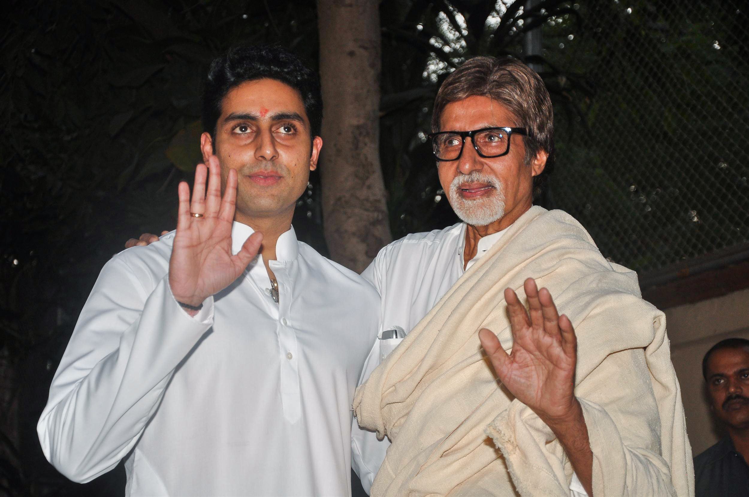 Amitabh Bachhan (kanan) dan anaknya, Abhishek Bachchan positif terpapar Covid-19.  