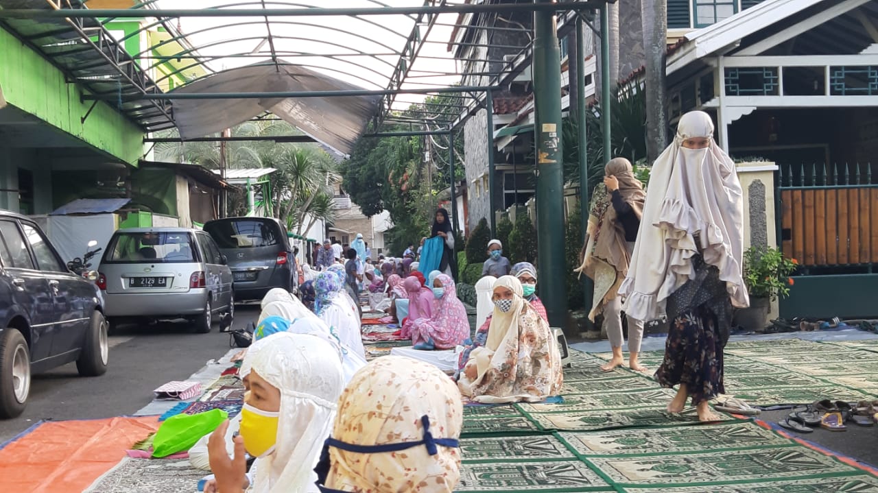 Warga berdatangan untuk mengikuti Salat Iduladha di Masjid Al-Ikhlas, Jakarta.