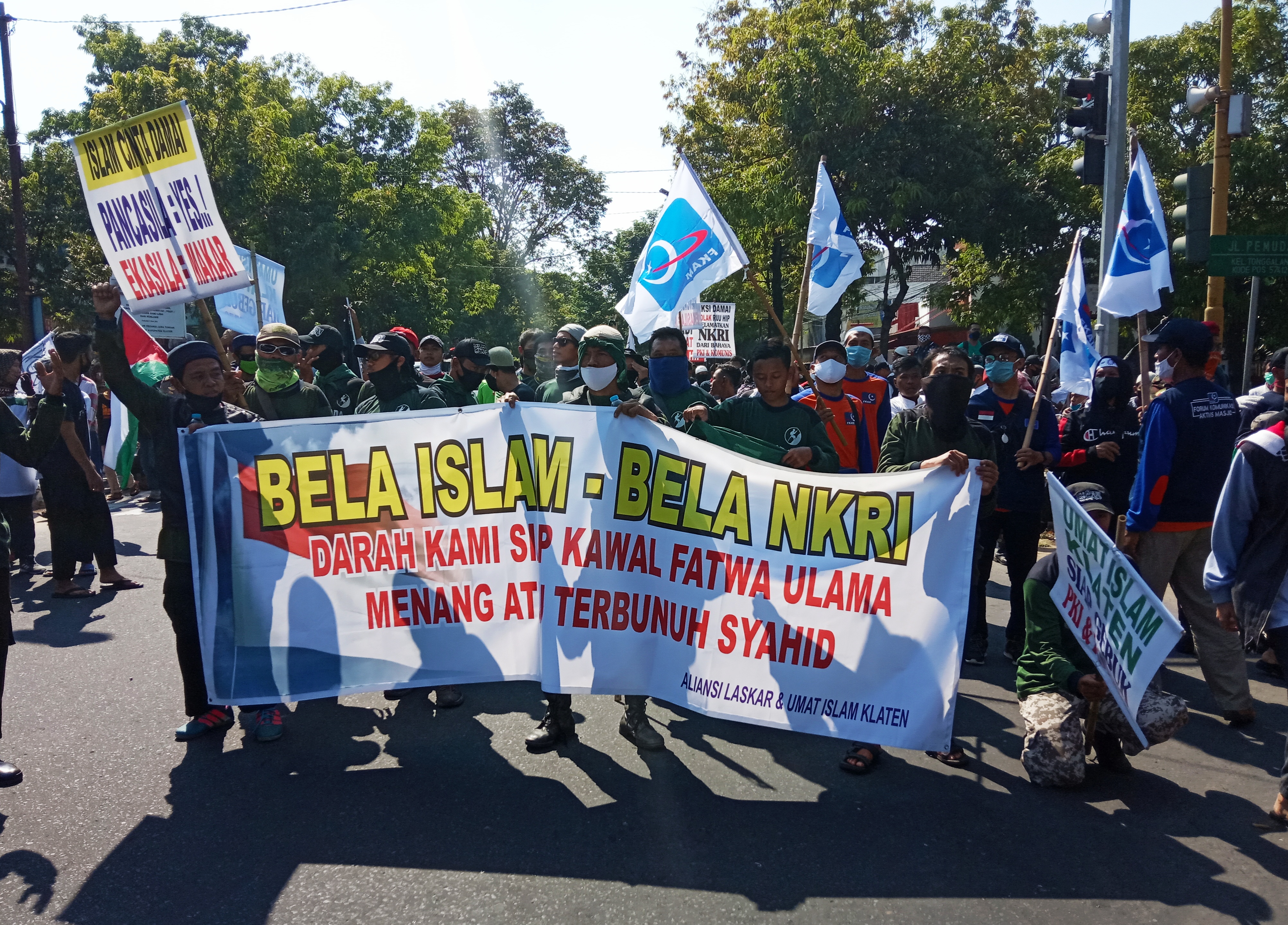Aksi damai Umat Islam Klaten yang menolak RUU HIP di Tugu Adipura Klaten, Minggu (5/7).