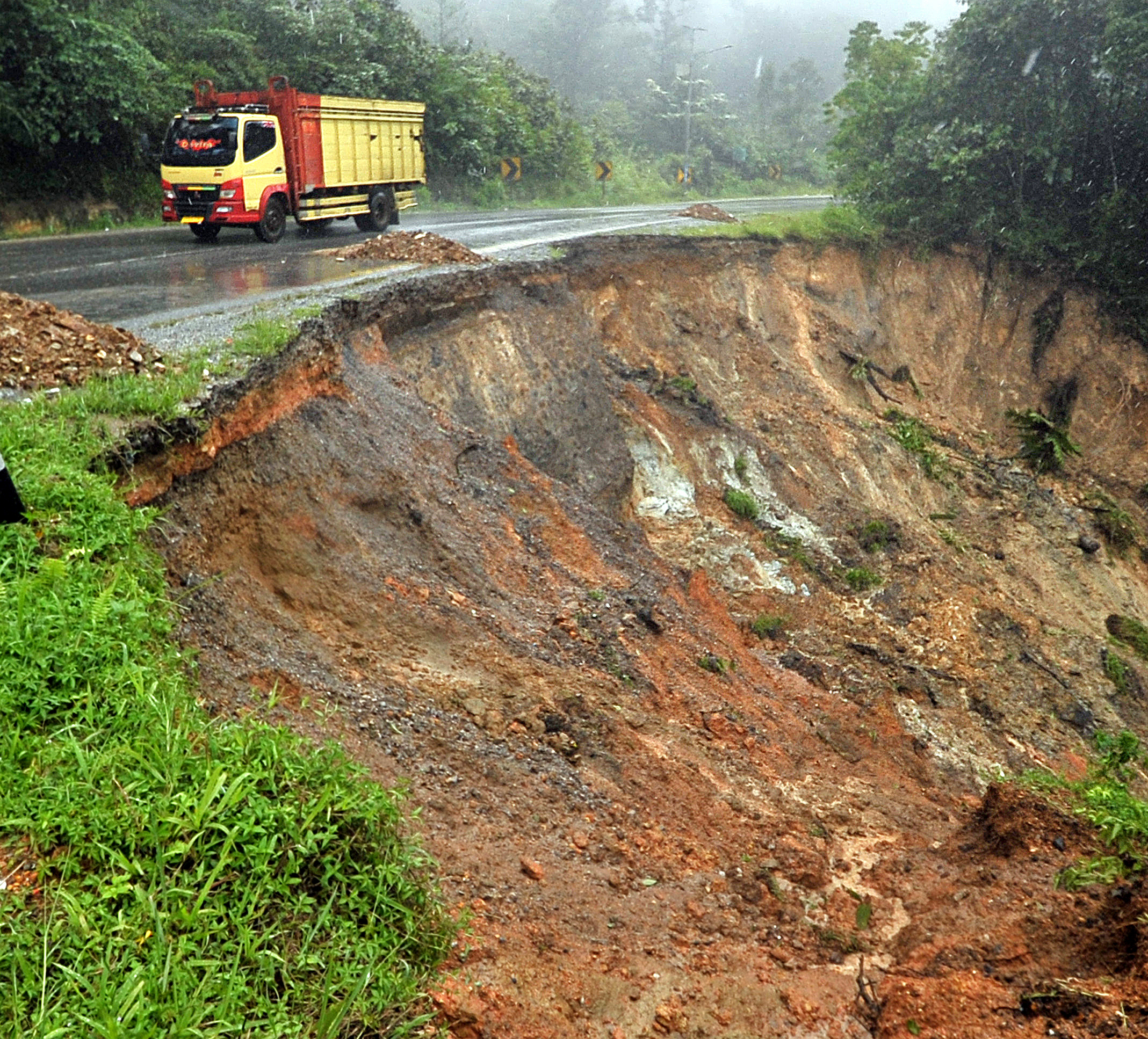 Ilustrasi jalan terban (runtuh) di Sumatra Barat.