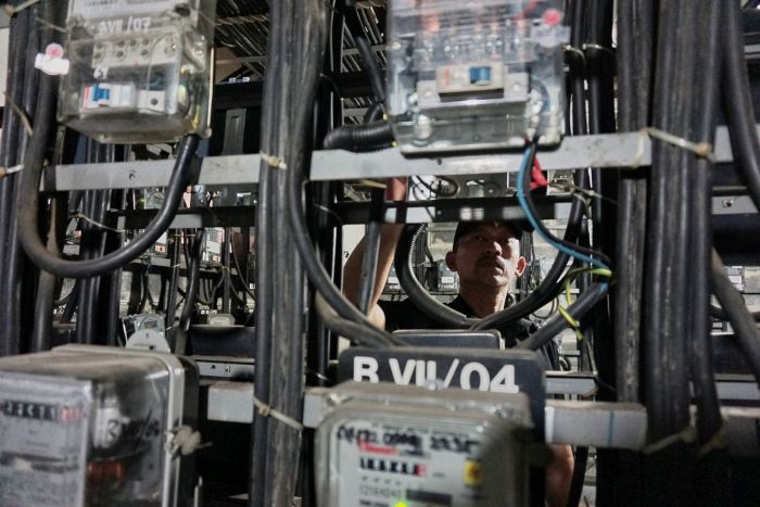 Petugas memeriksa meteran listrik di Rusunawa Benhil II, Jalan Penjernihan, Jakarta Pusat, beberapa waktu lalu.