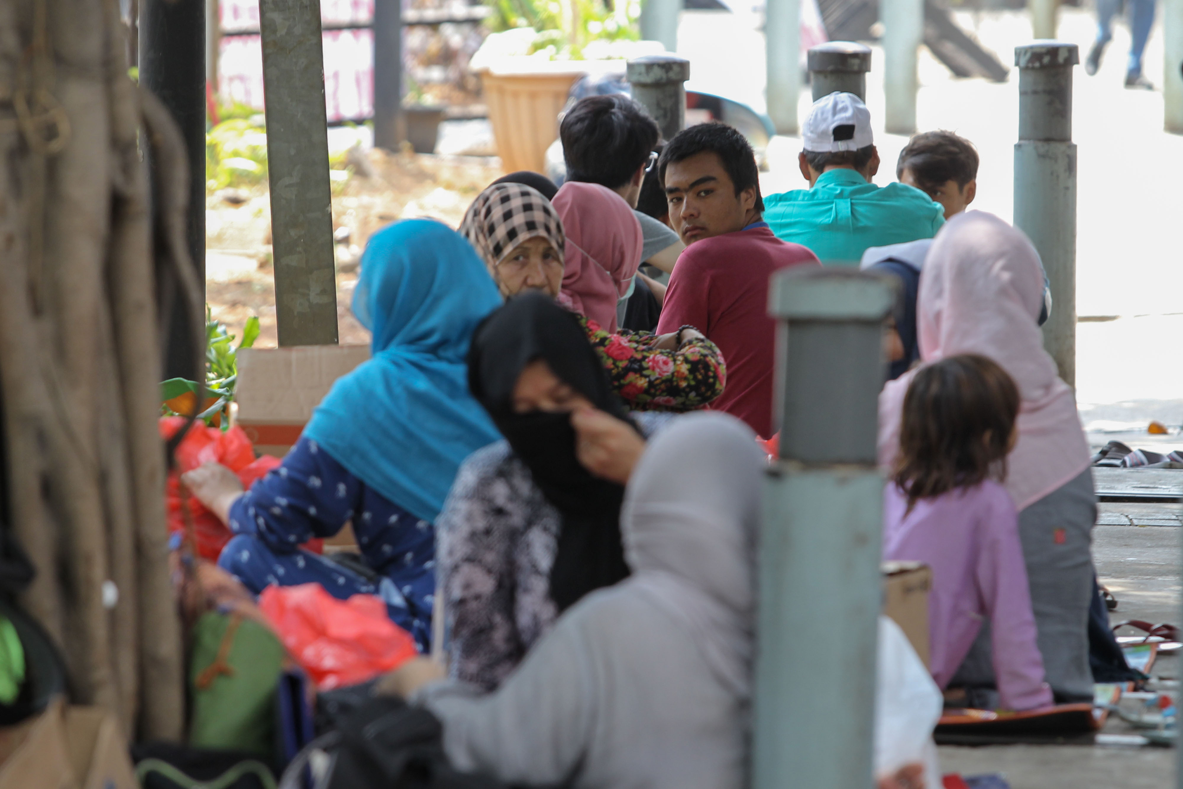 Pencari suaka yang beristirahat di sekitar trotoar wilayah Ibu Kota.