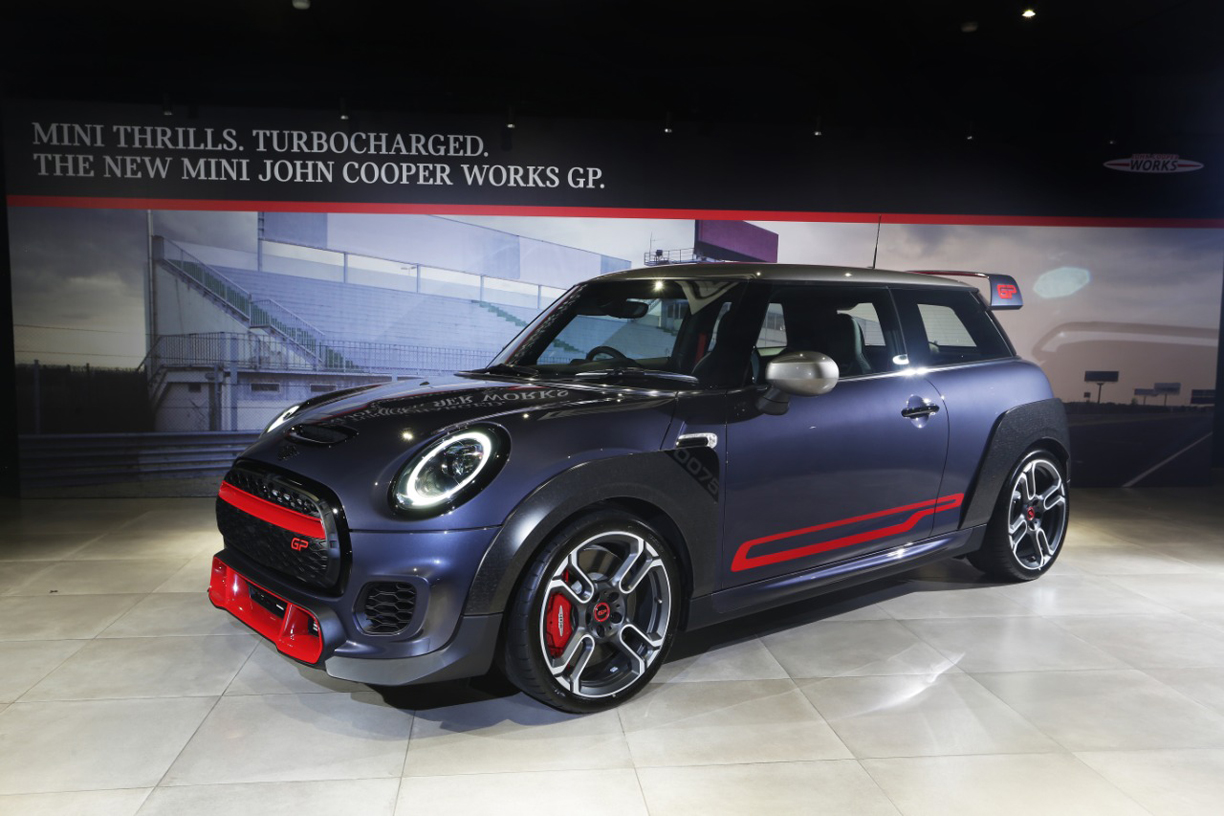 MINI JCW GP dipersenjatai mesin 2.0 liter 4-silinder TwinPower Turbo 306 hp  torsi maksimal 450 Nm