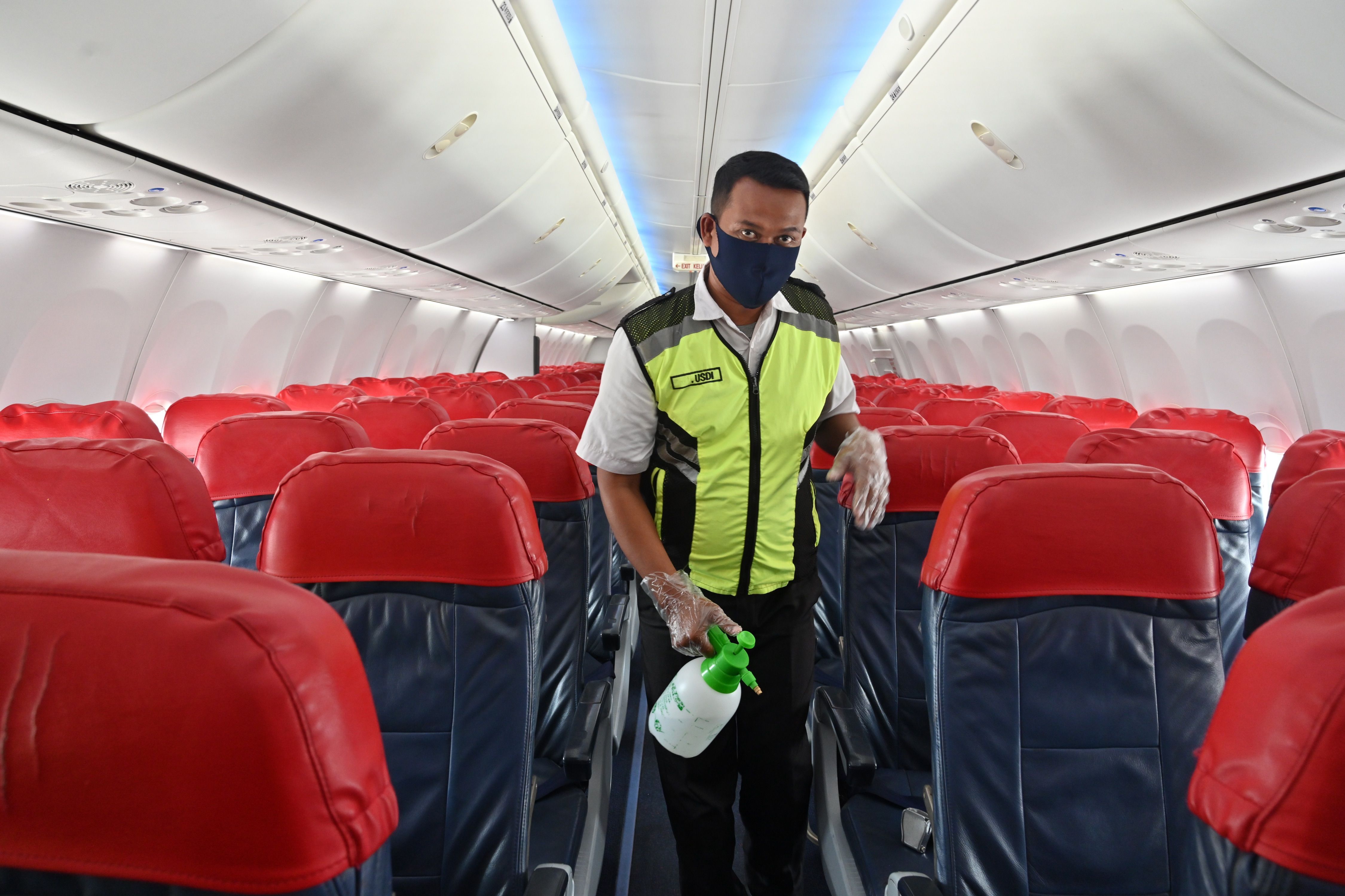 Seorang pekerja membersihkan bagian dalam pesawat milik maskapai penerbangan Lion Air di Bandara Soekarno-Hatta.