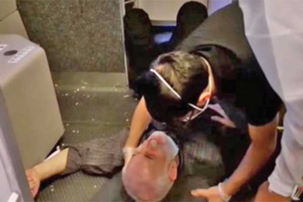 Foto yang dirilis kantor berita Iran Press memperlihatkan awak kabin membantu seorang penumpang yang jatuh di dalam pesawat Mahan Air