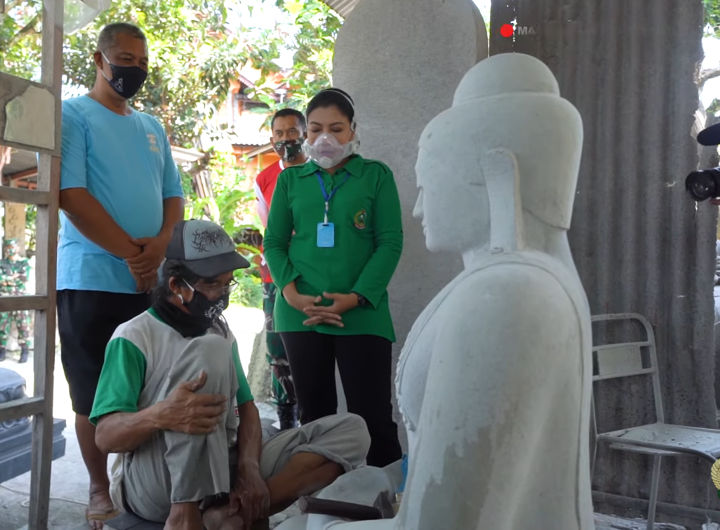 Ketua Umum Kartika Chandra Kirana Hetty Andika Perkasa menyambangi  Sanggar Pahat Batu Linang Sayang