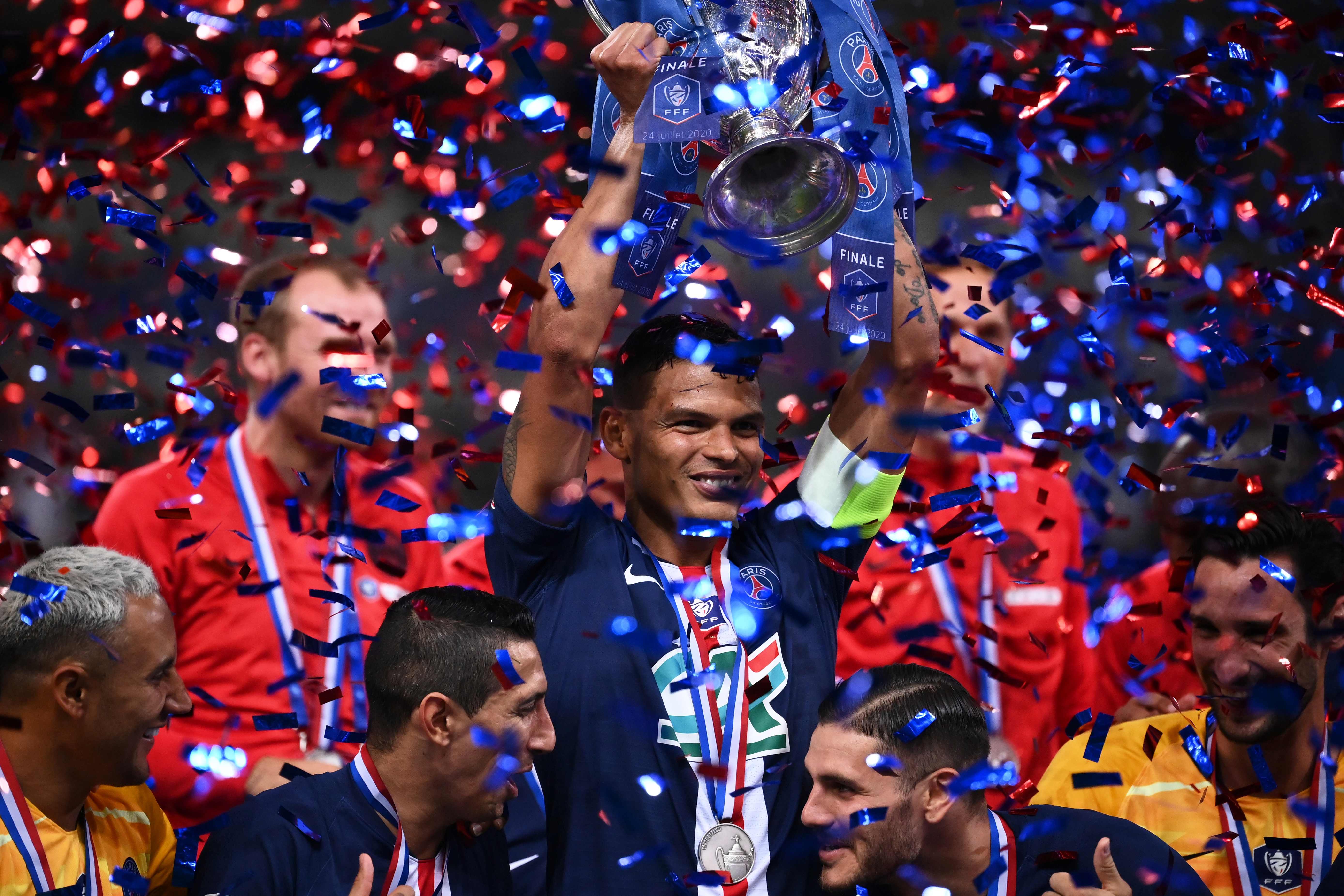Kapten PSG, Thiago Silva mengangkat trofi Piala Prancis. PSG juara setelah menang 1-0 atas Saint-Etienne dalam final, Sabtu (25/7). 