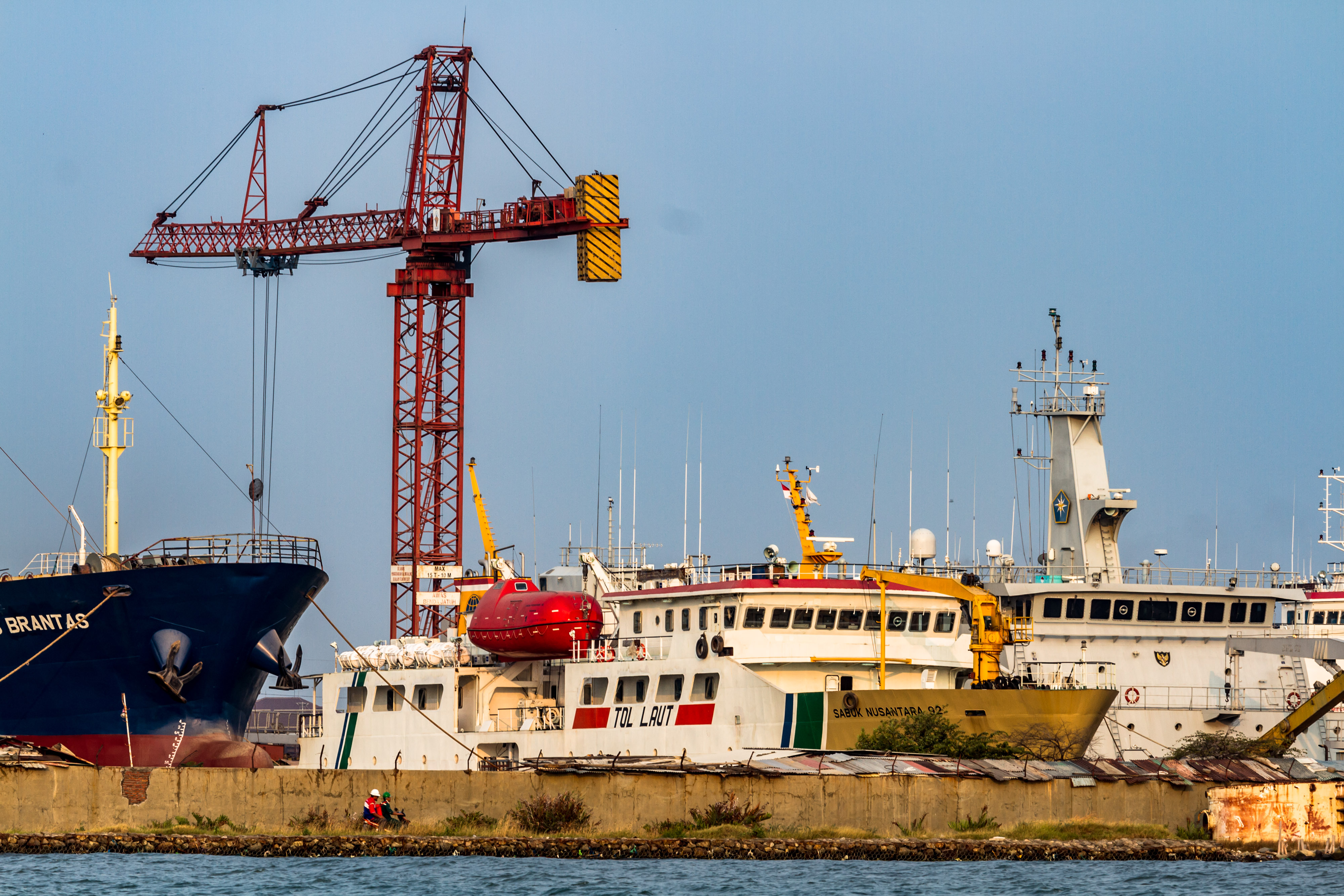 Pengendara sepeda motor melintas di kawasan industri galangan kapal di Tanjung Emas, Semarang, Jawa Tengah, Selasa (5/6).
