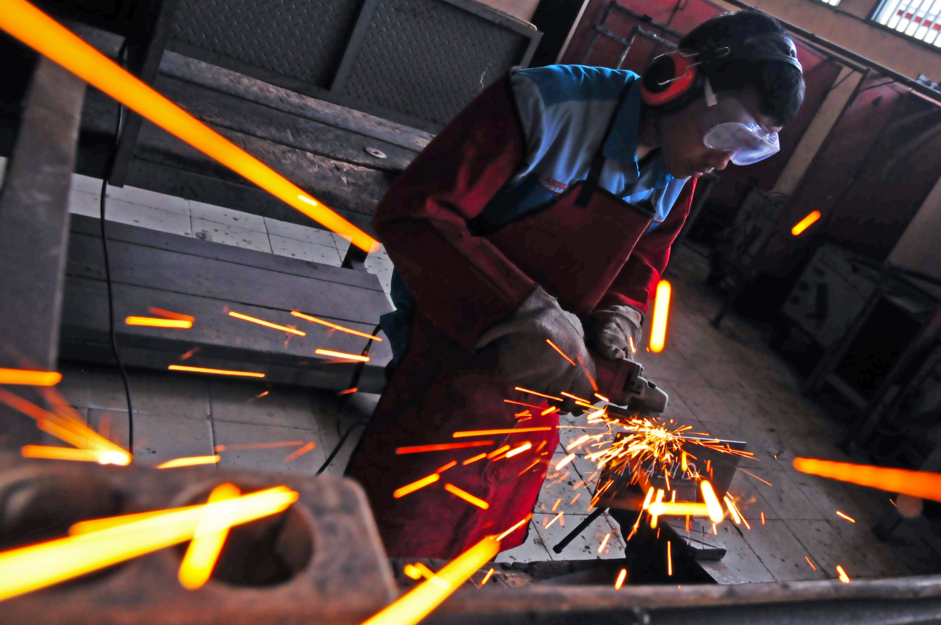 Seorang siswa mengikuti ujian kompetensi keahlian sebagai bagian dari Ujian Nasional di SMKN 2, Kota Pekanbaru, Riau, Rabu (8/3)