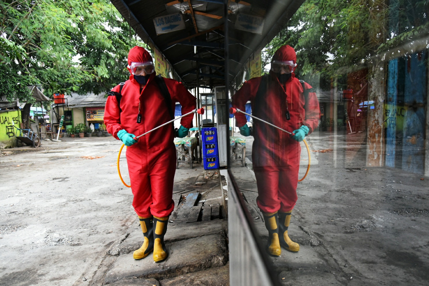 Petugas dari Pemadam Kebakaran Jakarta Pusat melakukan penyemprotan disinfektan di area Pasar Cempaka Putih, Jakarta Pusat, Selasa (14/7).