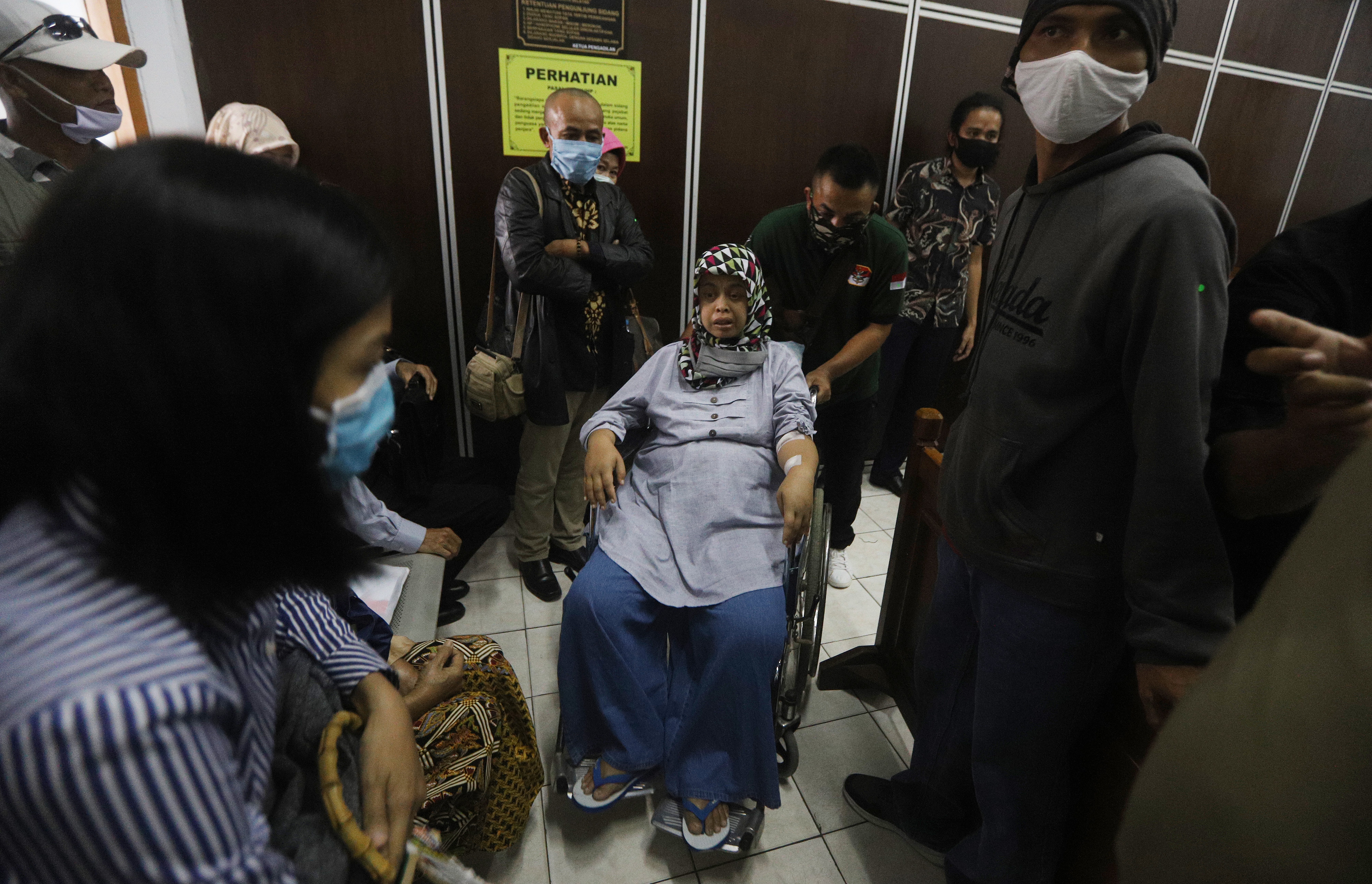 Istri Ruslan Buton yang menjadi tersangka ujaran kebencian, Erna Yudhiana, (berkursi roda) di PN Jakarta Selatan, Senin (6/7).