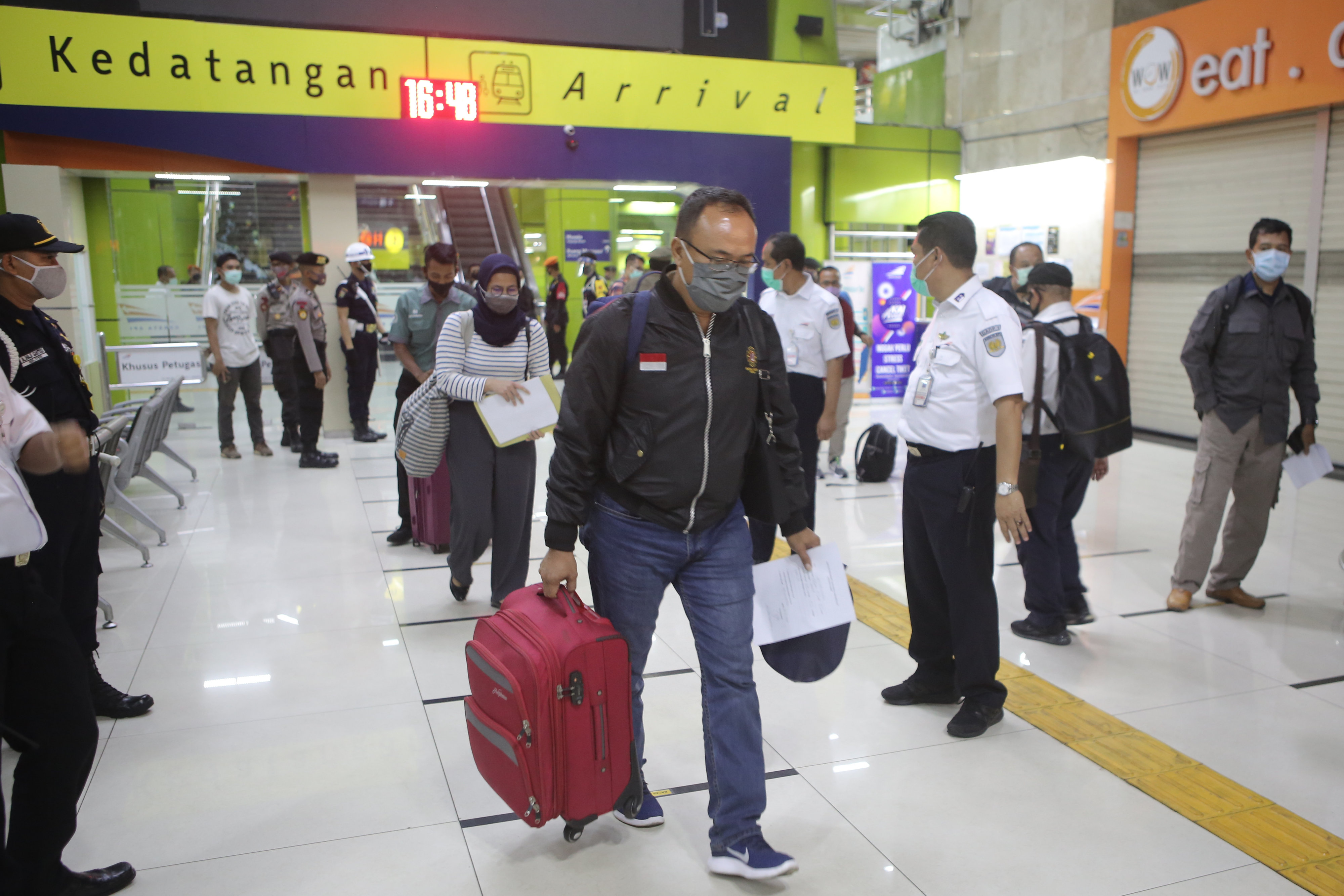 Petugas melakukan pemeriksaan dokumen penumpang Kereta Api Luar Biasa (KLB) Gambir-Surabaya Pasarturi saat tiba di Stasiun Gambir, Jakarta.
