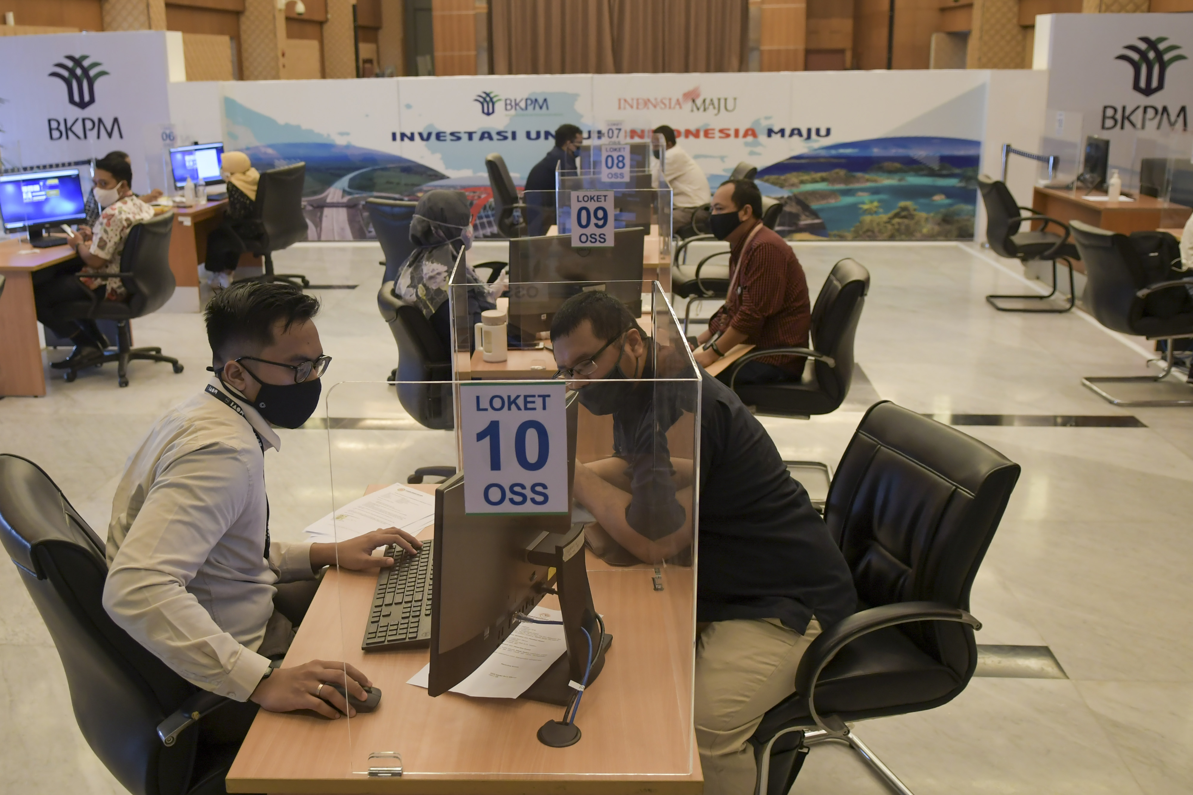 Petugas melayani pengurusan perizinan usaha di ruang Pelayanan Terpadu Satu Pintu (PTSP) Pusat di Gedung BKPM, Jakarta, pekan lalu.