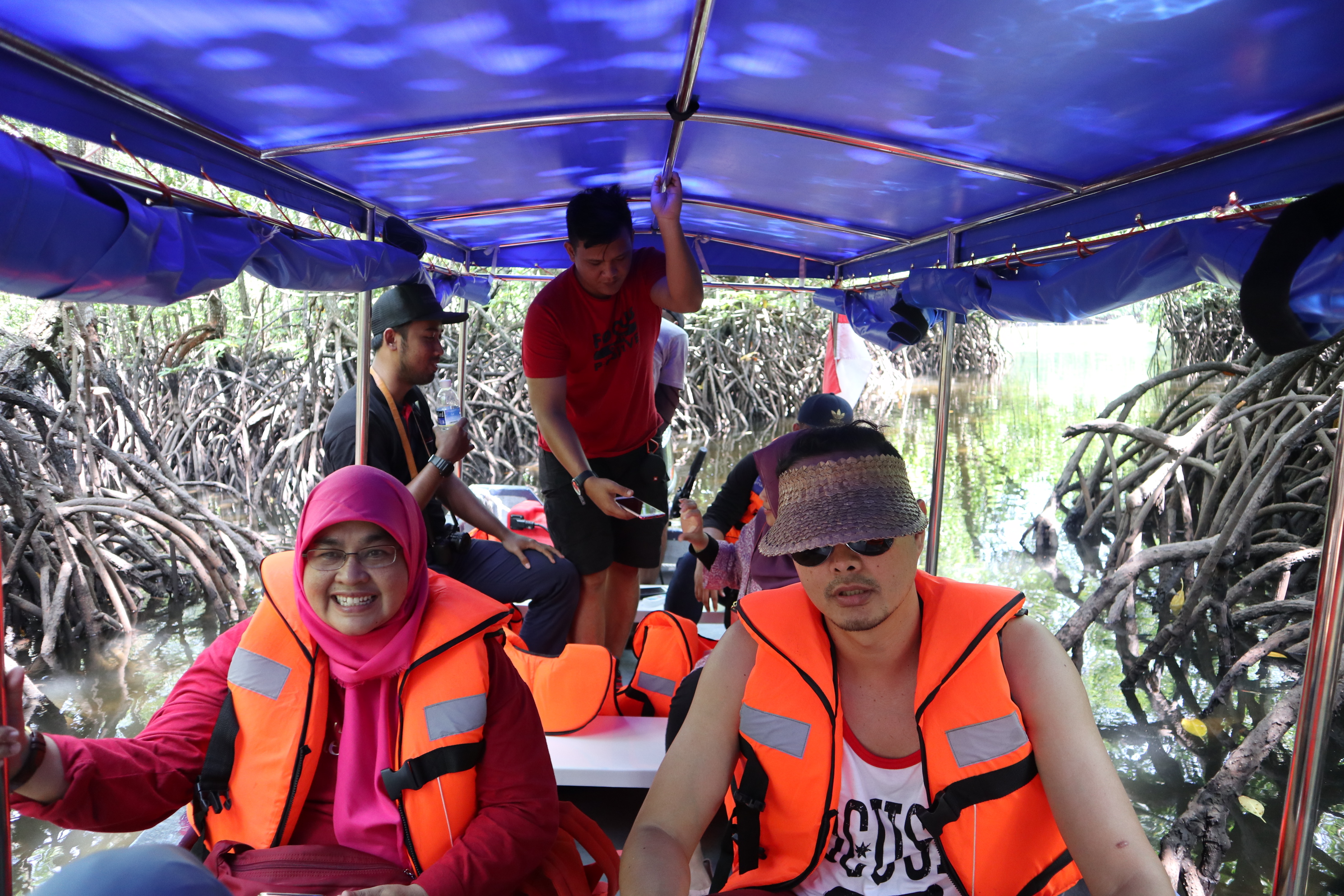 Sejumlah wisatawan mengikuti Mangrove Tour di Pulau Bintan, Kepulauan Riau.