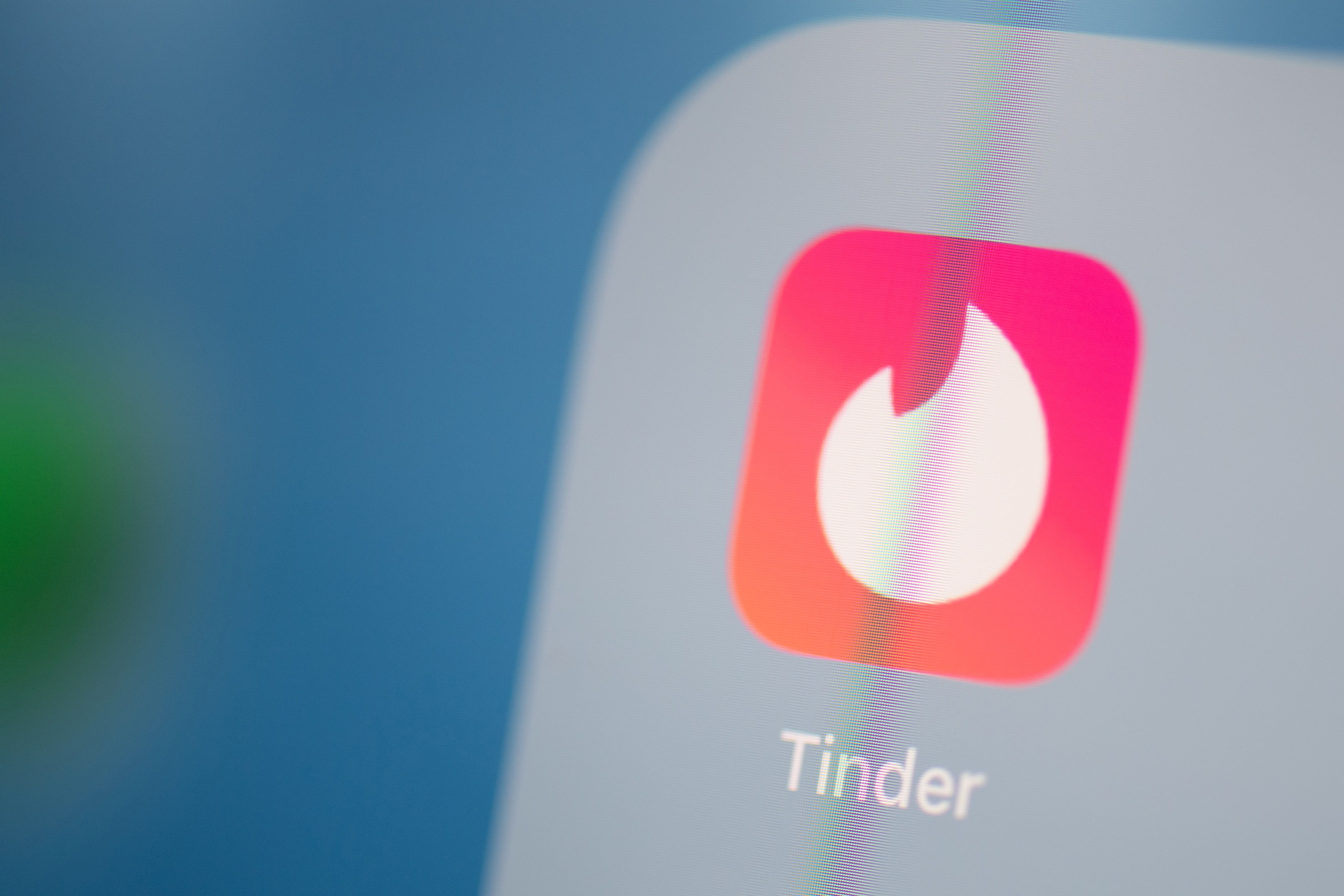 Logo aplikasi Tinder terlihat di sebuah komputer tablet.