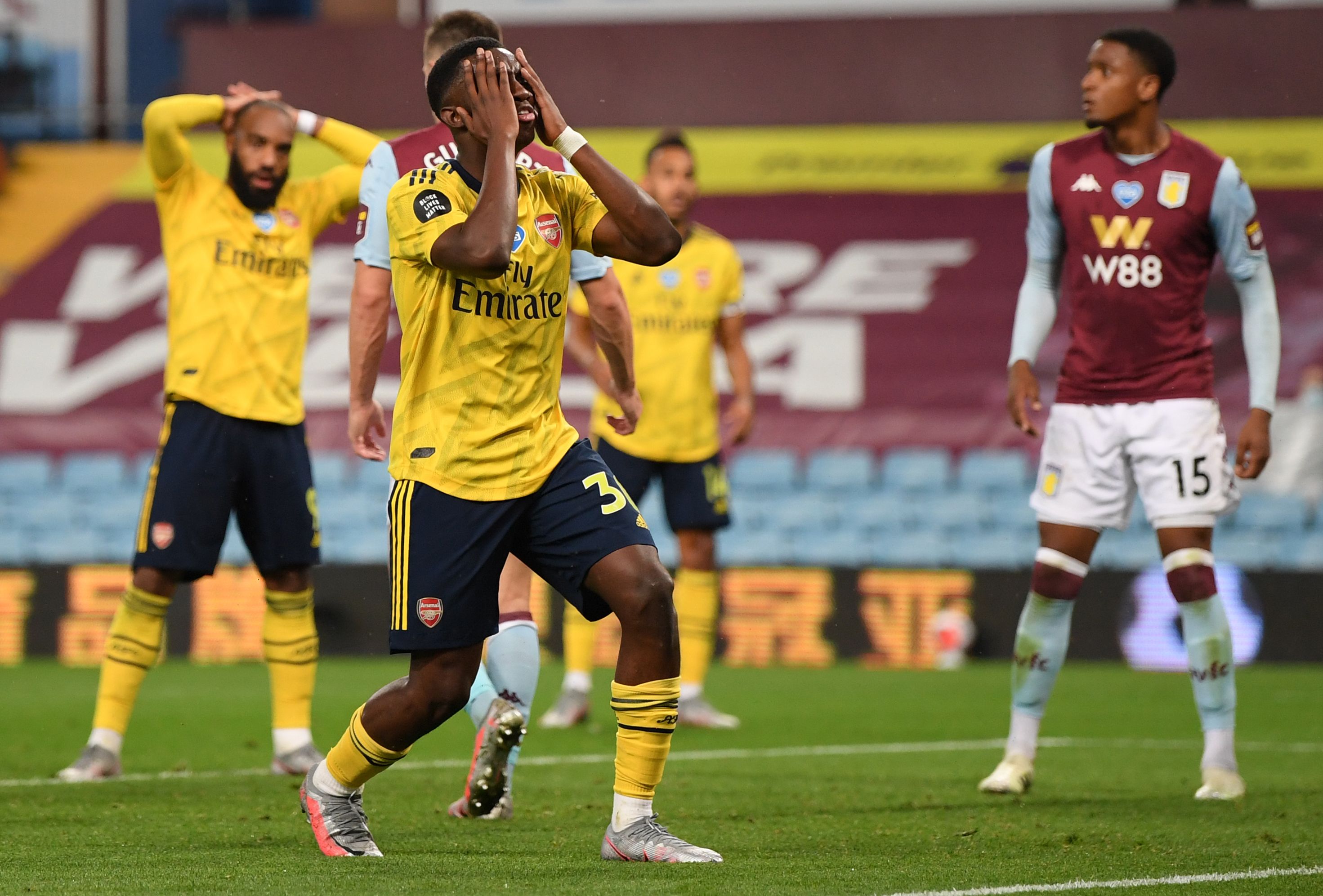 Reaksi  Eddie Nketiah saat gagal mencetak gol