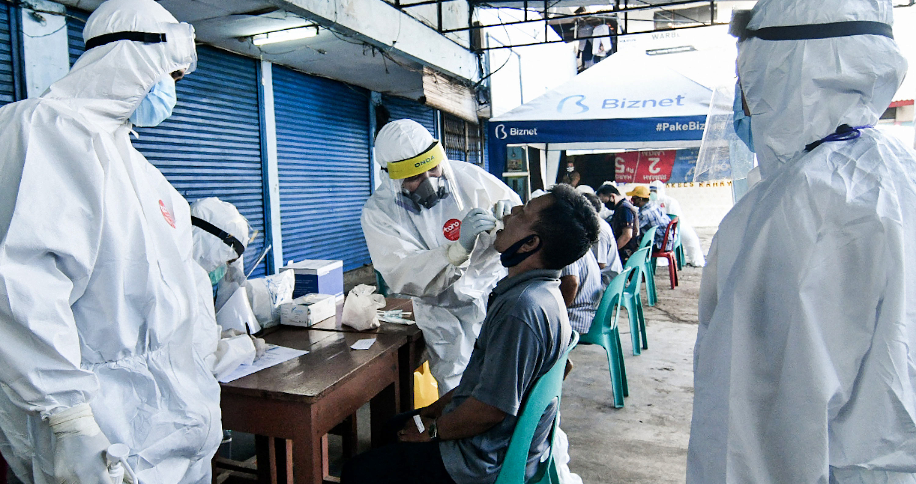 Tim medis Puskesmas Kecamatan Sawah Besar melakukan tes swab terhadap para pedagang di Pasar Gang Lilin