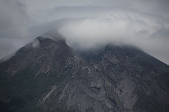 Kawah Gunung Merapi terlihat dari Desa Srunen, Glagaharjo, Cangkringan, Sleman, Daerah Istimewa Yogyakarta.  