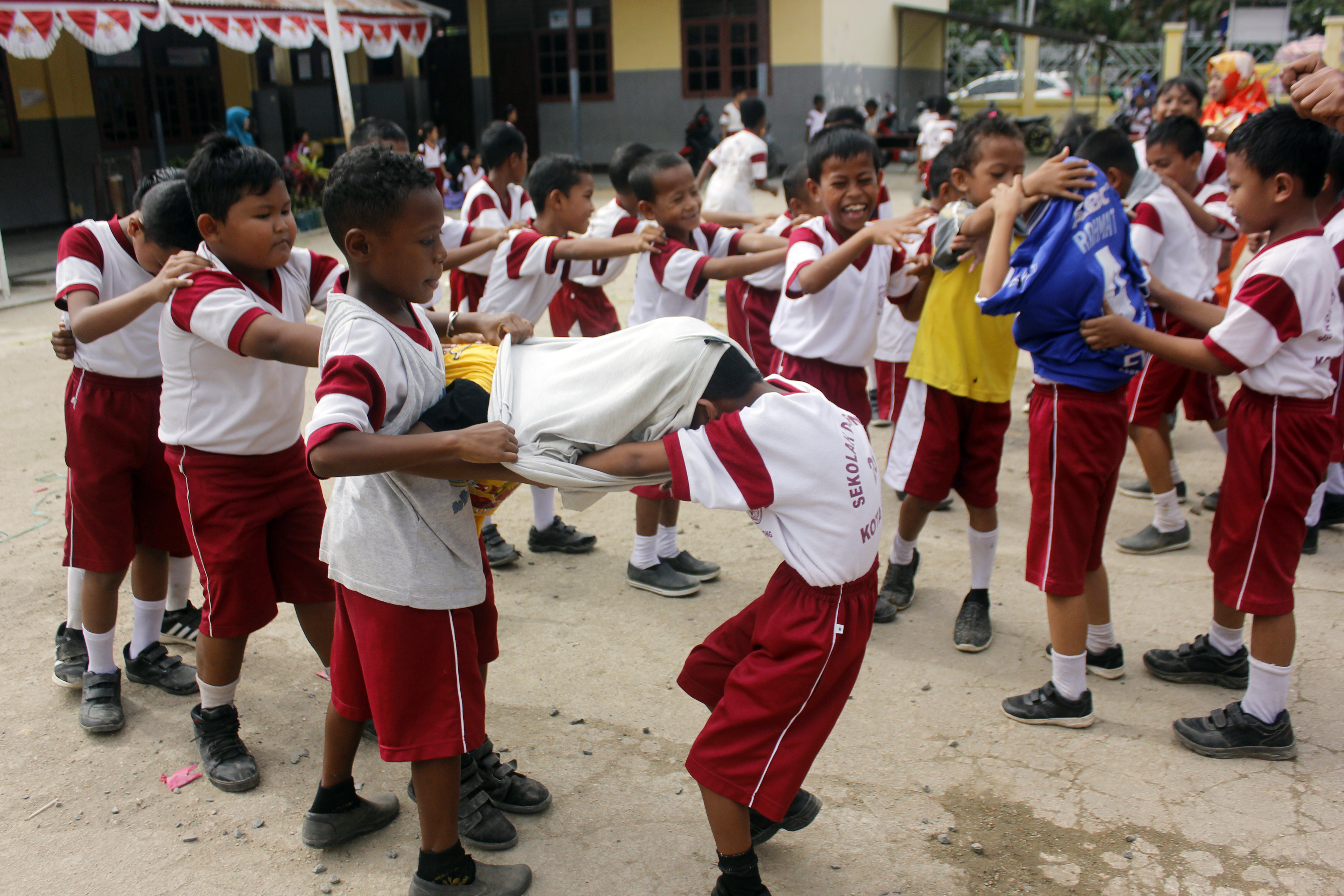Ilustrasi--Sejumlah siswa mengikuti perlombaan mnegenakan baju secara estafet di SD Negeri 26 Kota Sorong, Papua Barat.