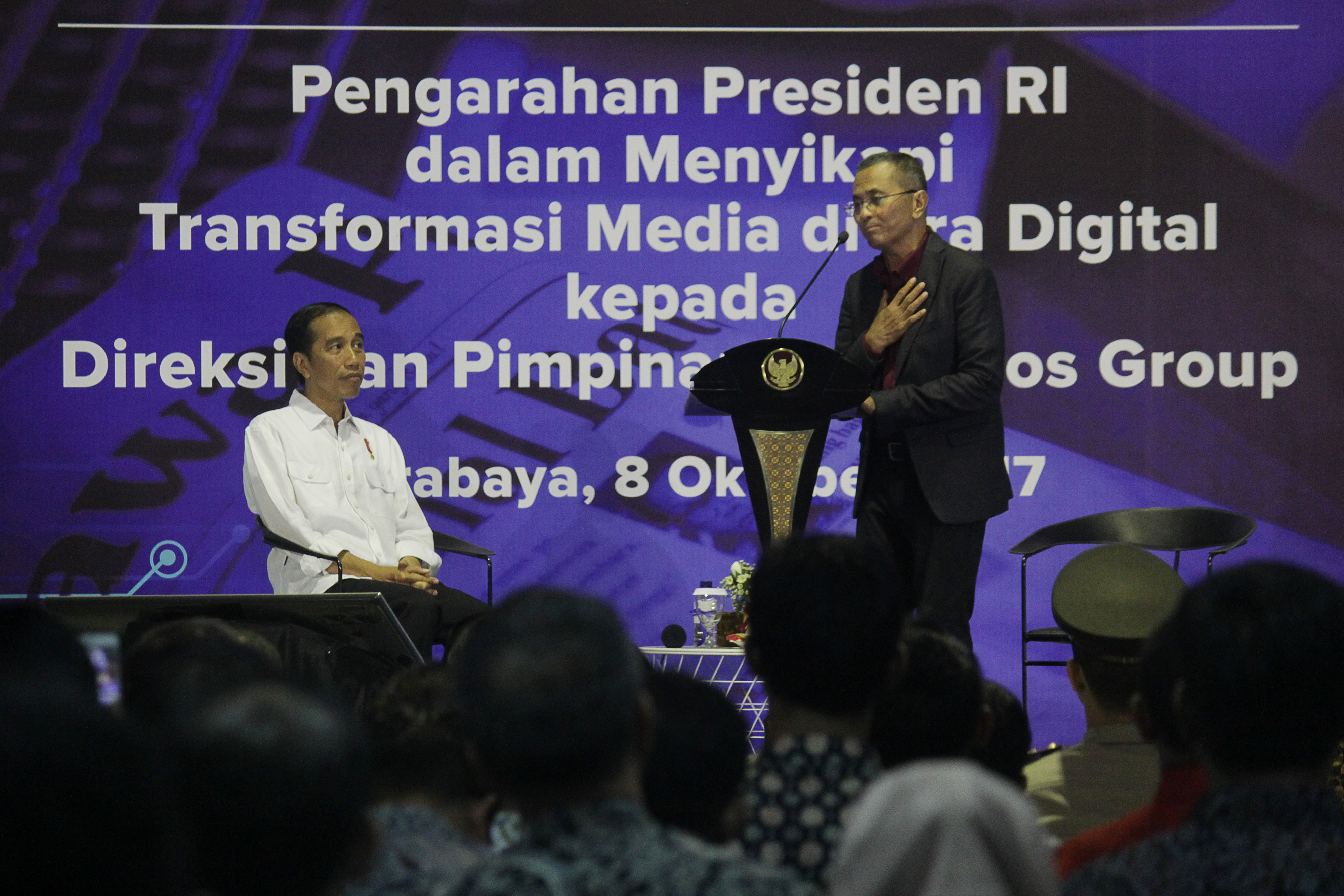 Presiden Joko Widodo (kiri) mendengarkan sambutan mantan Menteri BUMN Dahlan Iskan (kanan) saat berkunjung ke Surabaya, Jawa Timur.