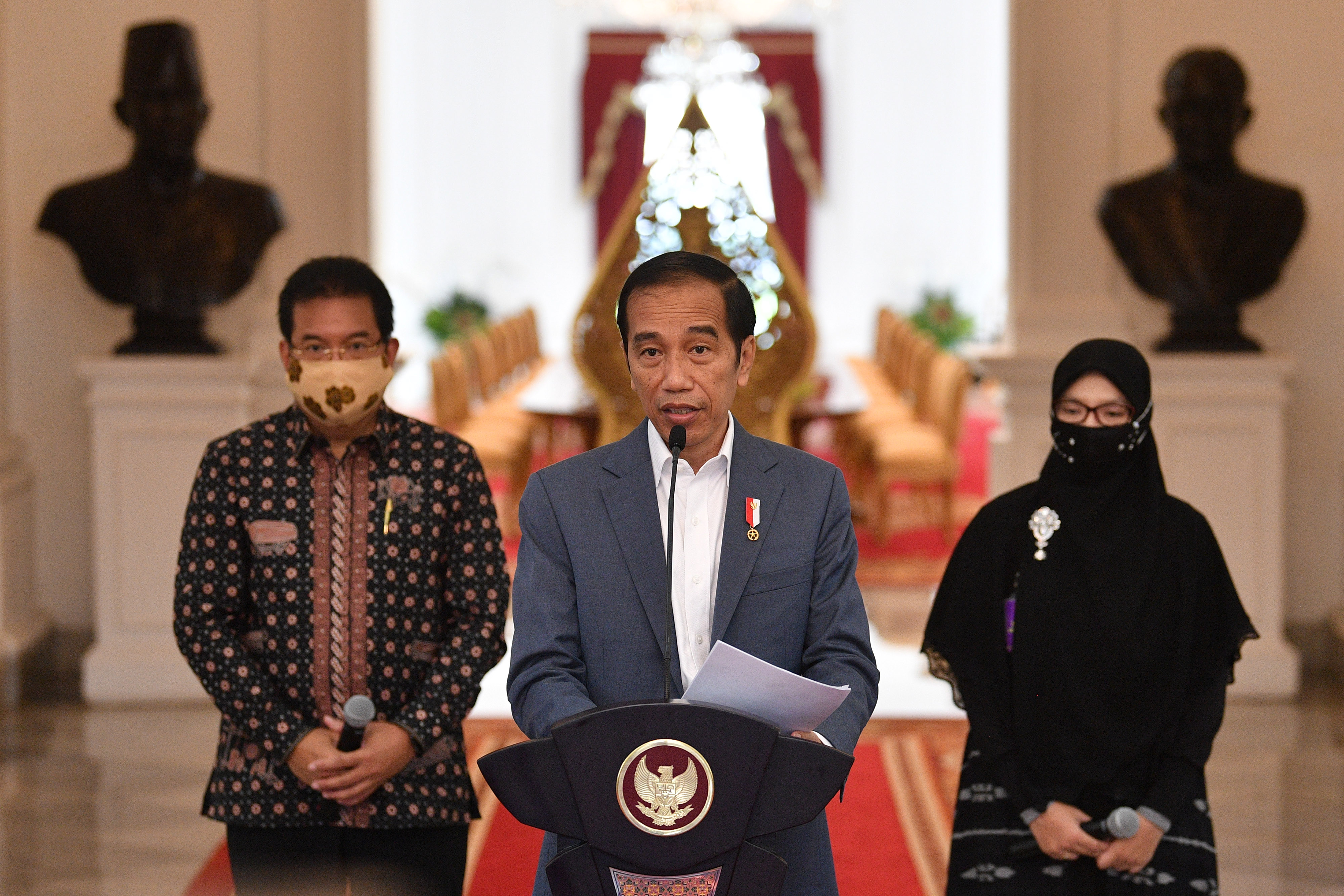 Presiden Joko Widodo didampingi Tim Pakar Gugus Tugas Covid-19 Wiku Adisasmito dan Dewi Nur A. memberikan keterangan pers di  Jakarta,(24/6)