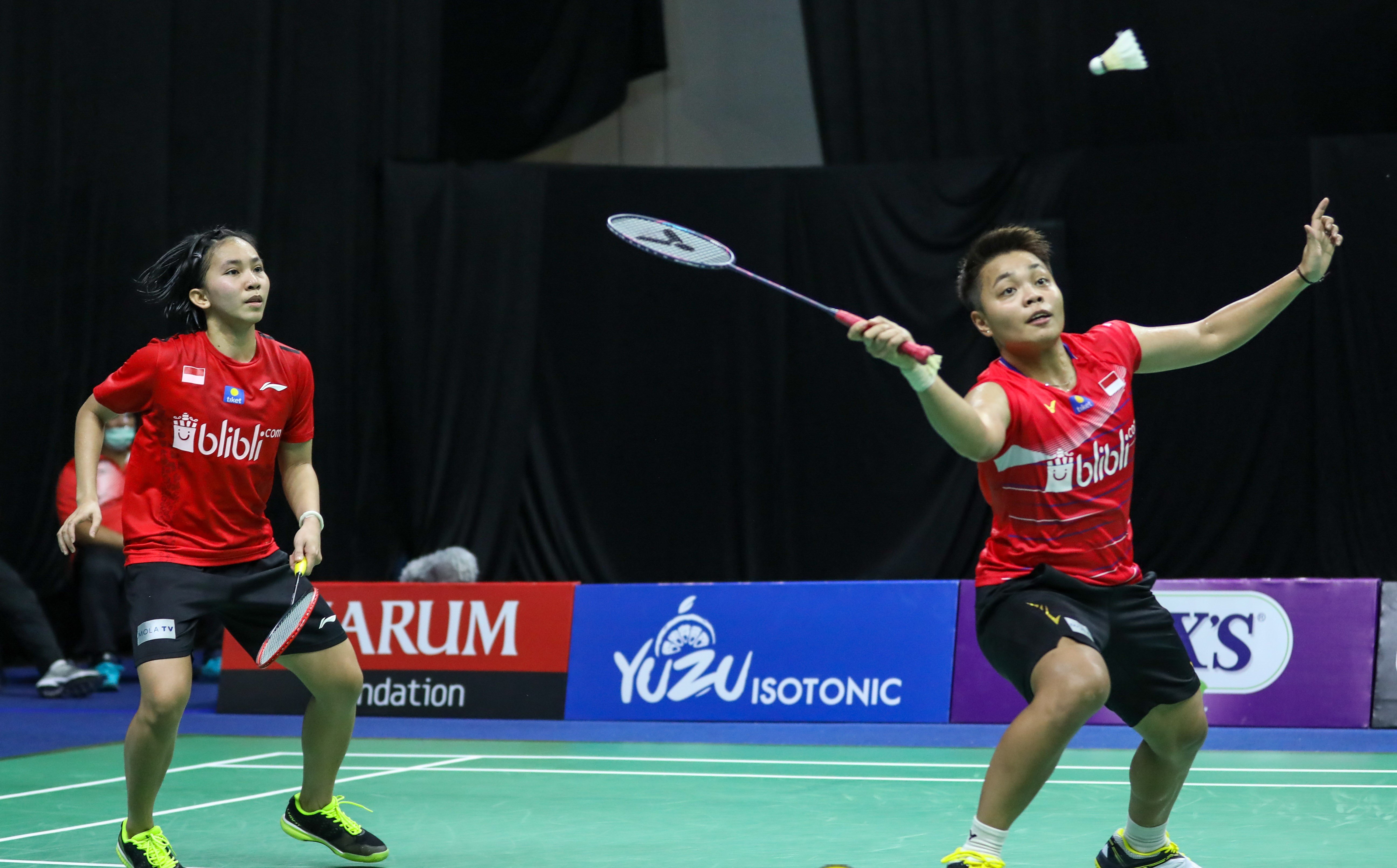 Pasangan ganda putri Apriyani Rahayu (kanan)/Mychelle Christine Bandaso (kiri)