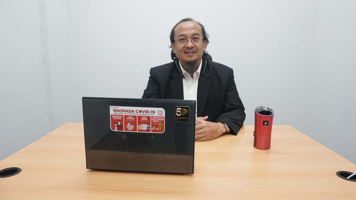  National Sales Senior General Manager PT Sharp Electronics Indonesia, Andry Adi Utomo saat memberi keterangan via web.