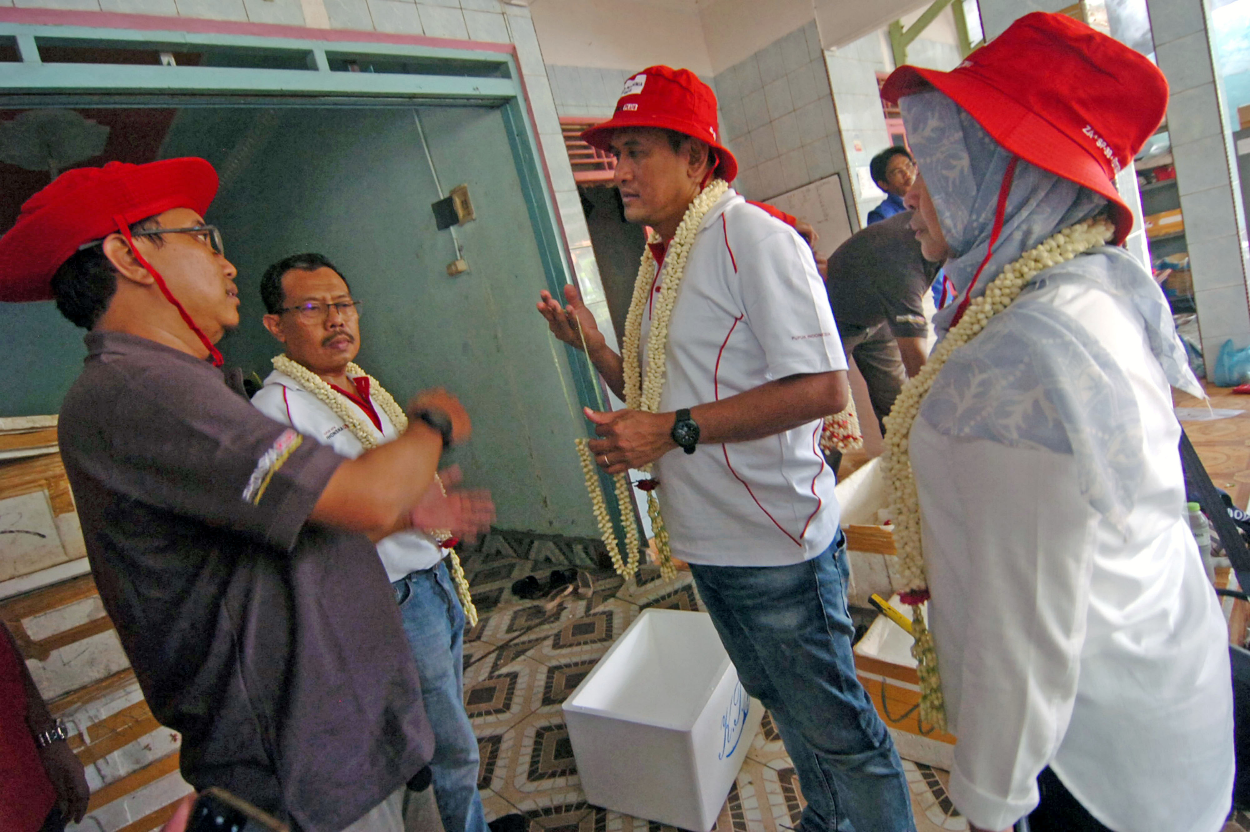 Direktur Utama Petrokimia Gresik Rahmad Pribadi (kedua kanan) berbincang dengan pengepul bunga melati. 