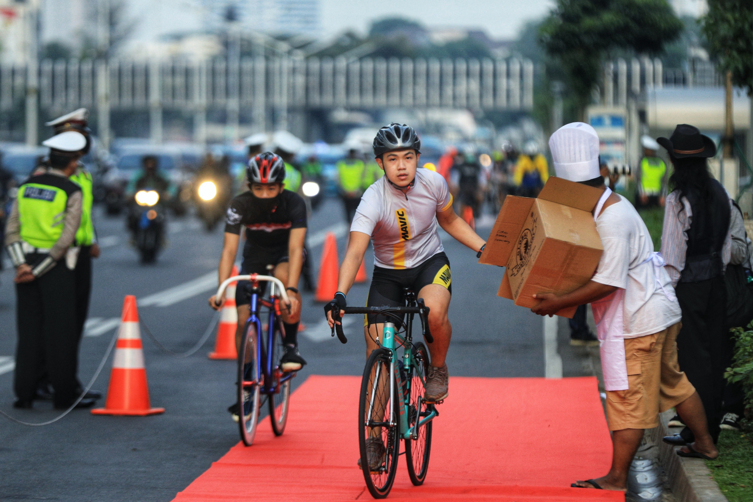 Anggota Bike to Work Indonesia membagikan makanan gratis kepada sejumlah warga warga yang bersepeda di depan Mall Fx Jakarta