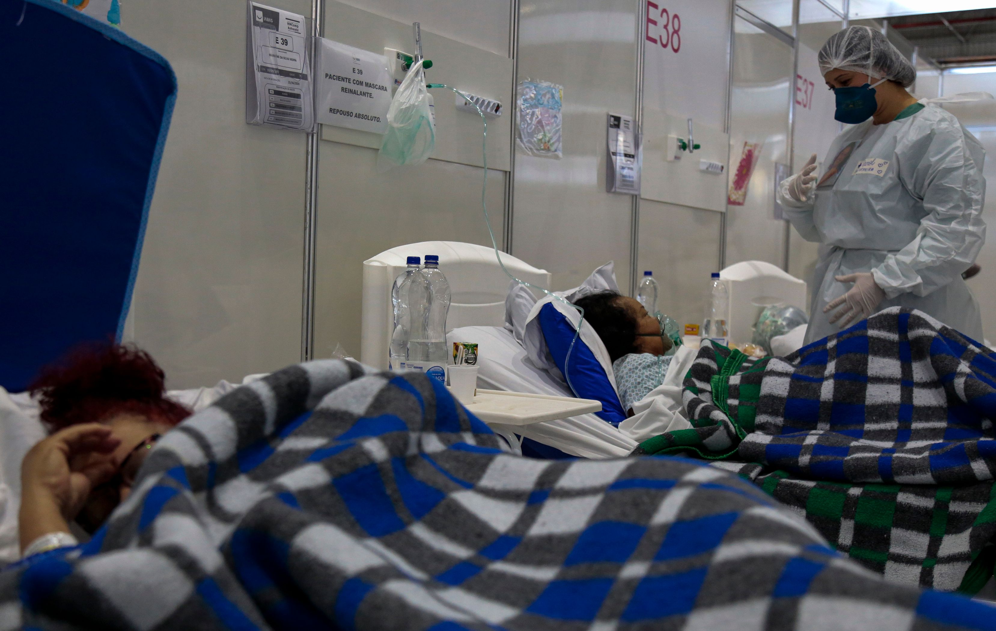 Seorang petugas medis sedang menangani pasien covid-19 di rumah sakit di Sao Paolo, Brazil.