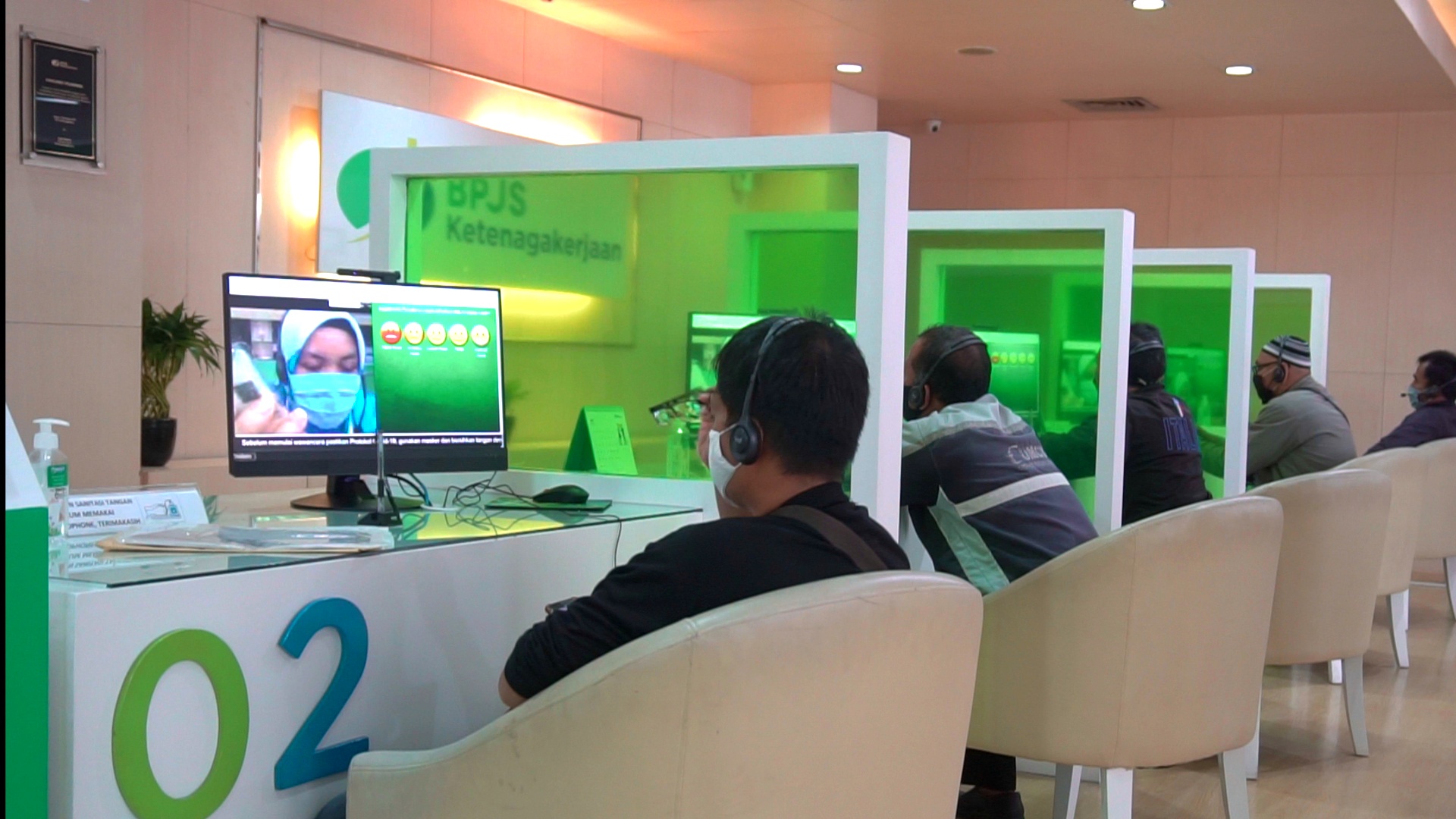 Kegiatan pelayanan peserta program dengan tanpa kontak fisik di Kantor BPJAMSOSTEK selama masa pandemi Covid-19. 