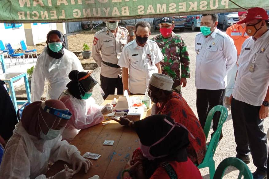 Kegiatan rapid test massal di Kecamatan Bayung Lencir, Musi Banyuasin, sebagai upaya deteksi dini pencegahan penyebaran covid-19.