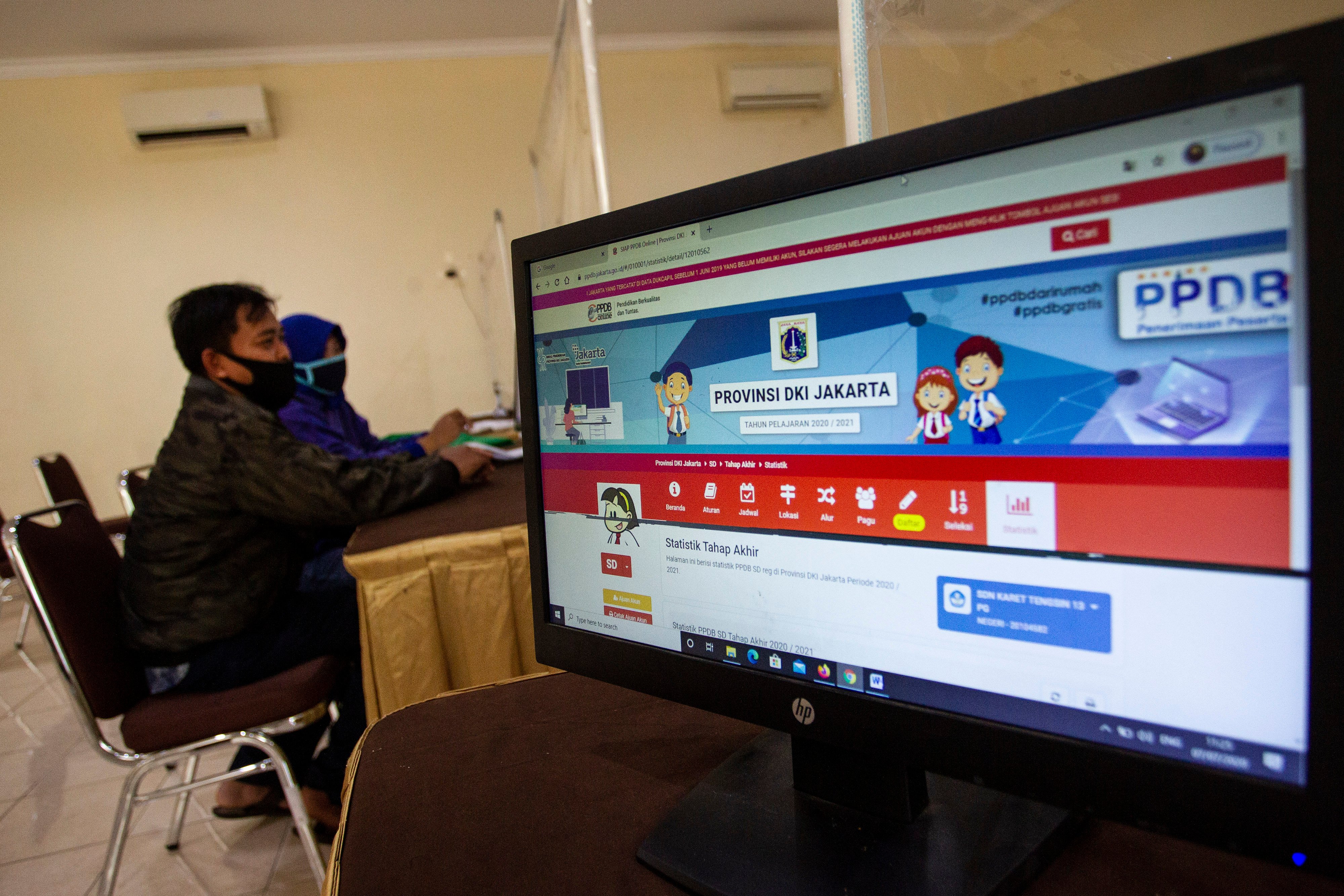 Orang tua murid melakukan pengaduan di posko Penerimaan Peserta Didik Baru (PPDB) SMKN 27, Jakarta, Selasa (7/7).