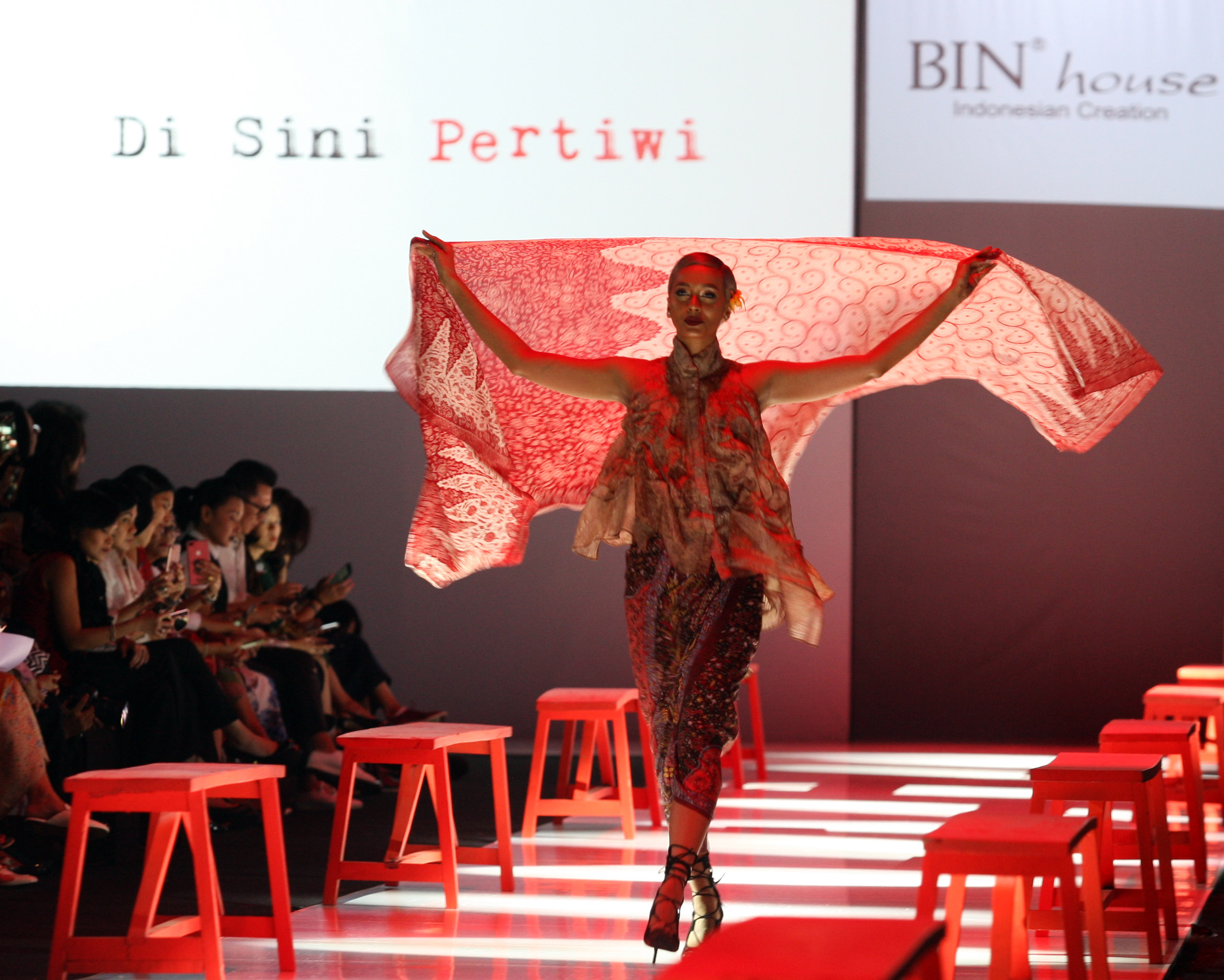 Jakarta Fashion Week busana karya desainer Obin