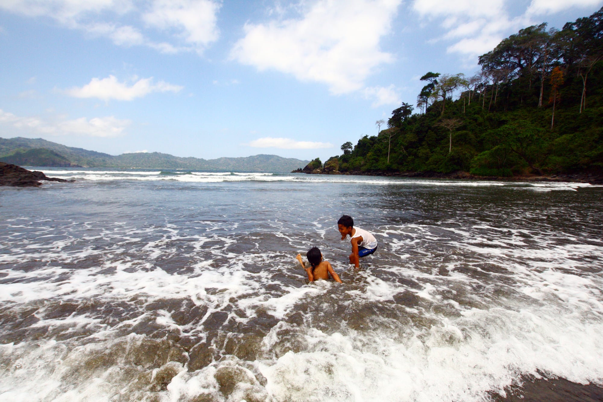 Anak-anak bermain di Pantai Rajegwesi yang masuk dalam kawasan Taman Nasional Meru Betiri di Kecamatan Pesanggaran, Banyuwangi, Jawa Timur. 