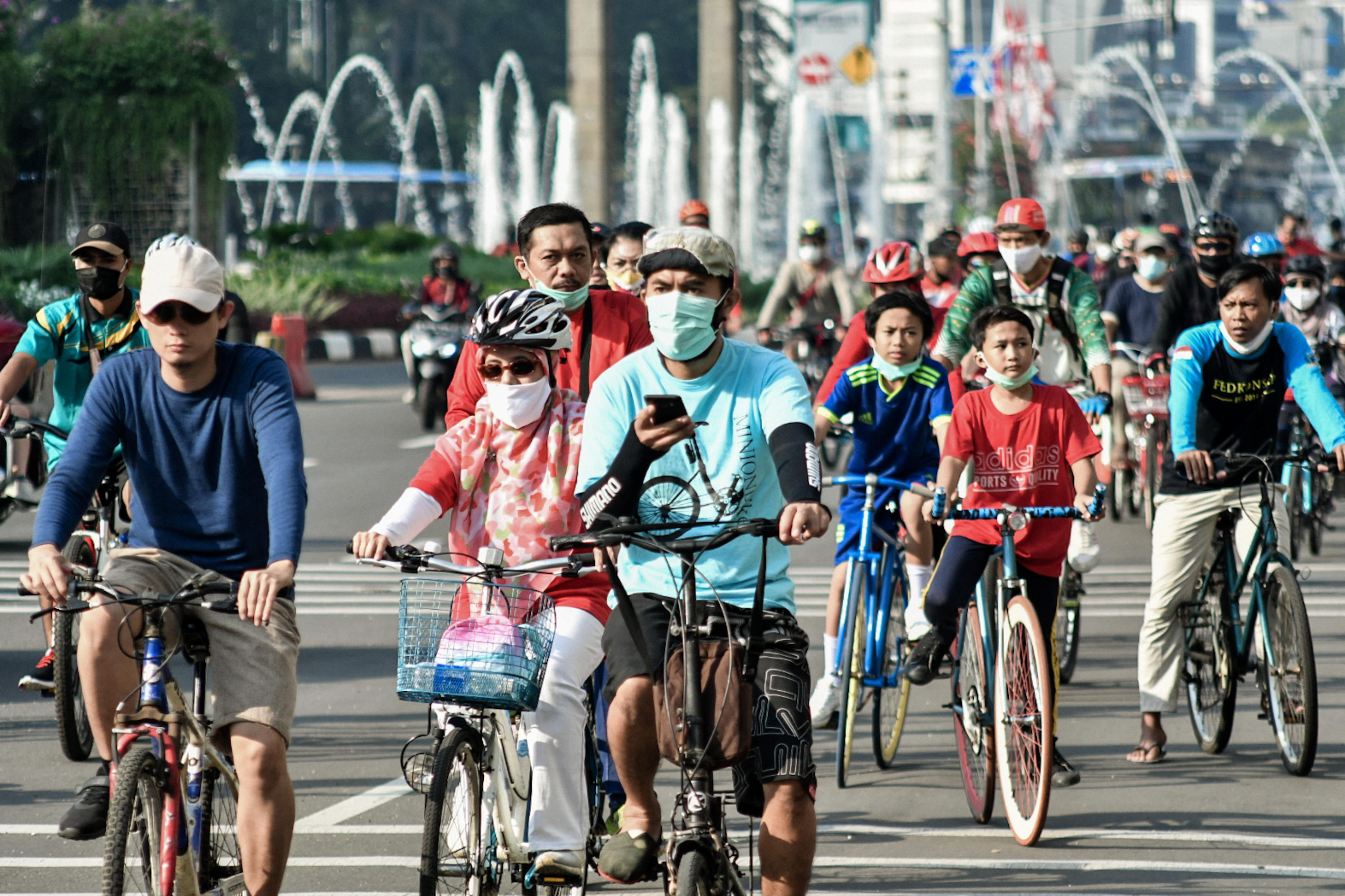 Warga berolahraga di kawasan Bundaran HI, Jakarta, Minggu (13/7).