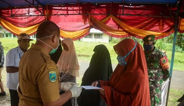 Asisten I Setda Kota Sorong Bidang Pemerintahan dan Kesejahteraan Masyarakat, Rahman memulangkan 4 pasien covid-19 yang sembuh.