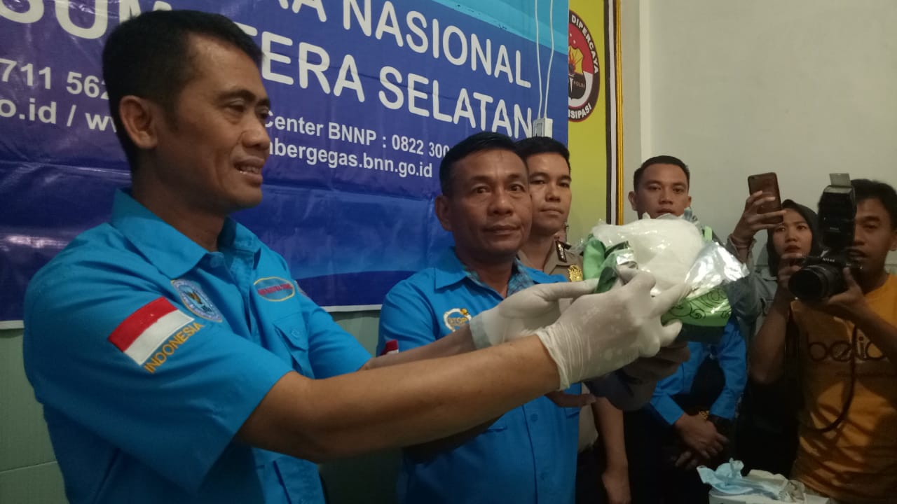  Kepala BNN Sumsel Jhon Turman Panjaitan (kedua dari kiri) memperlihatkan narkoba sitaan