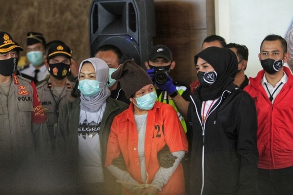 Buronan pembobol kredit BNI sebesar 1,2 Triliun, Maria Pauline Lumowa (memakai rompi orange) saat tiba di Terminal 3 Bandara Soekano-Hatta.