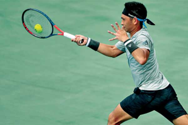  Petenis tunggal putra Christopher Rungkat mengembalikan bola ke arah lawannya, Rifki Fitriadi, pada fi nal turnamen Simulasi Internal Pelat