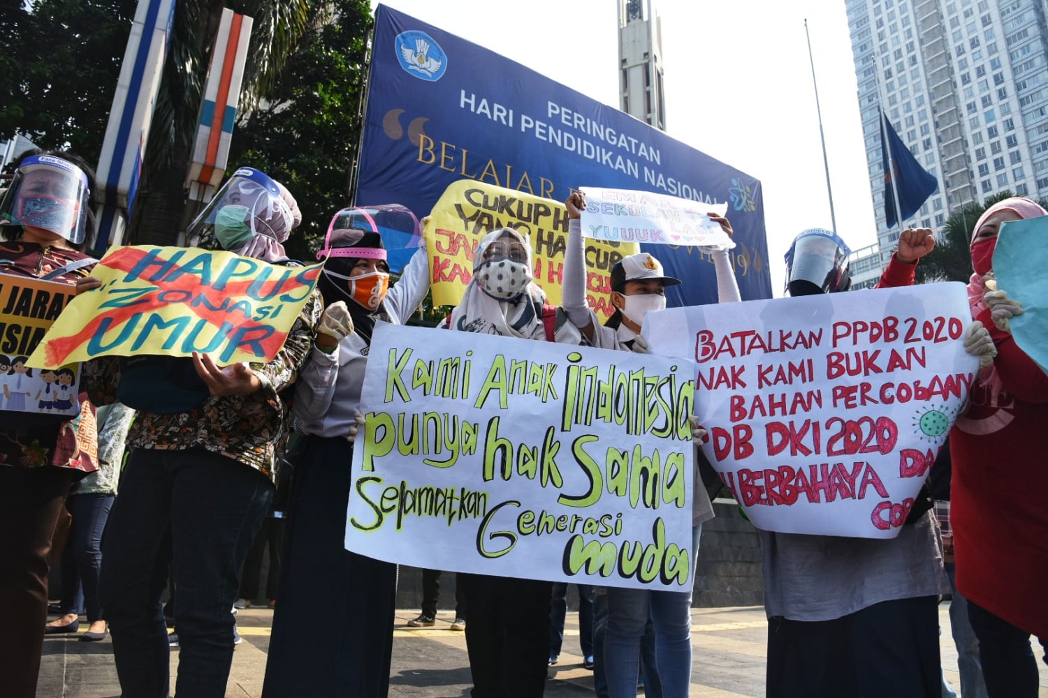 Orangtua melakukan protes terkait kebijakan Disdik DKI pada PPDB