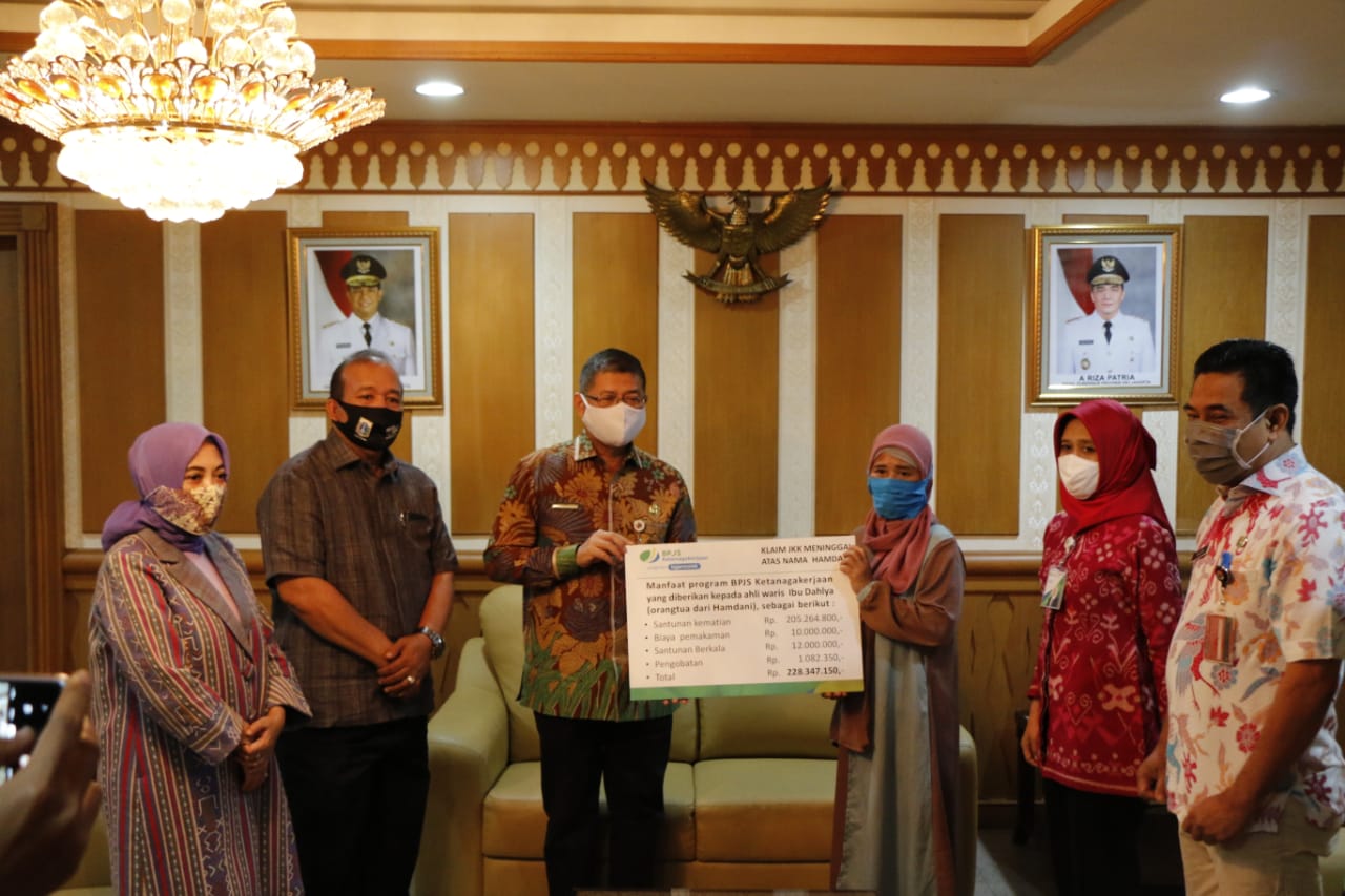 Penyerahan santunan JKK diberikan oleh Wali Kota Jaksel Marullah Matali kepada orang tua almarhum Hamdani di Kantor Pemerintah Kota Jaksel.