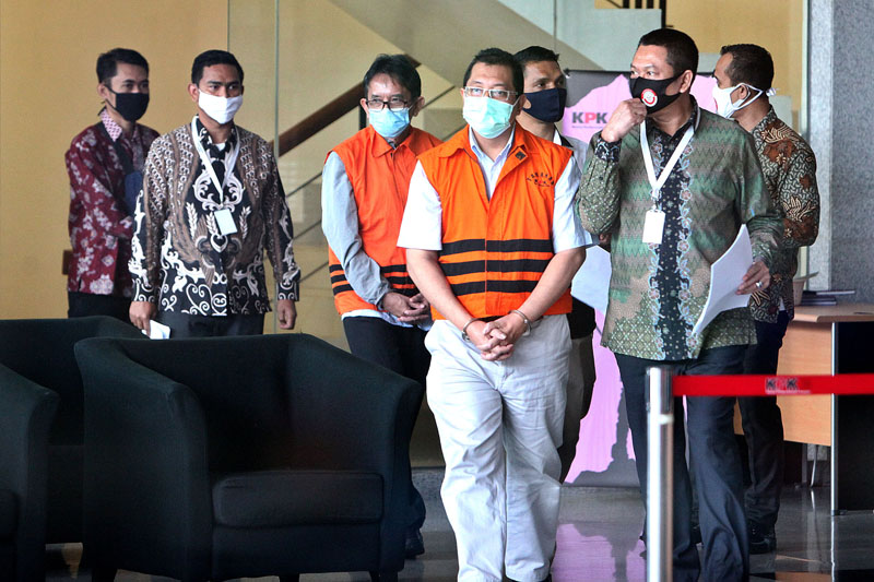  Mantan Dirut PT DI Budi Santoso (kedua kiri) dan mantan Asisten Dirut Bidang Bisnis Pemerintah Irzal Ronaldi Zailani (kedua kanan) di KPK.