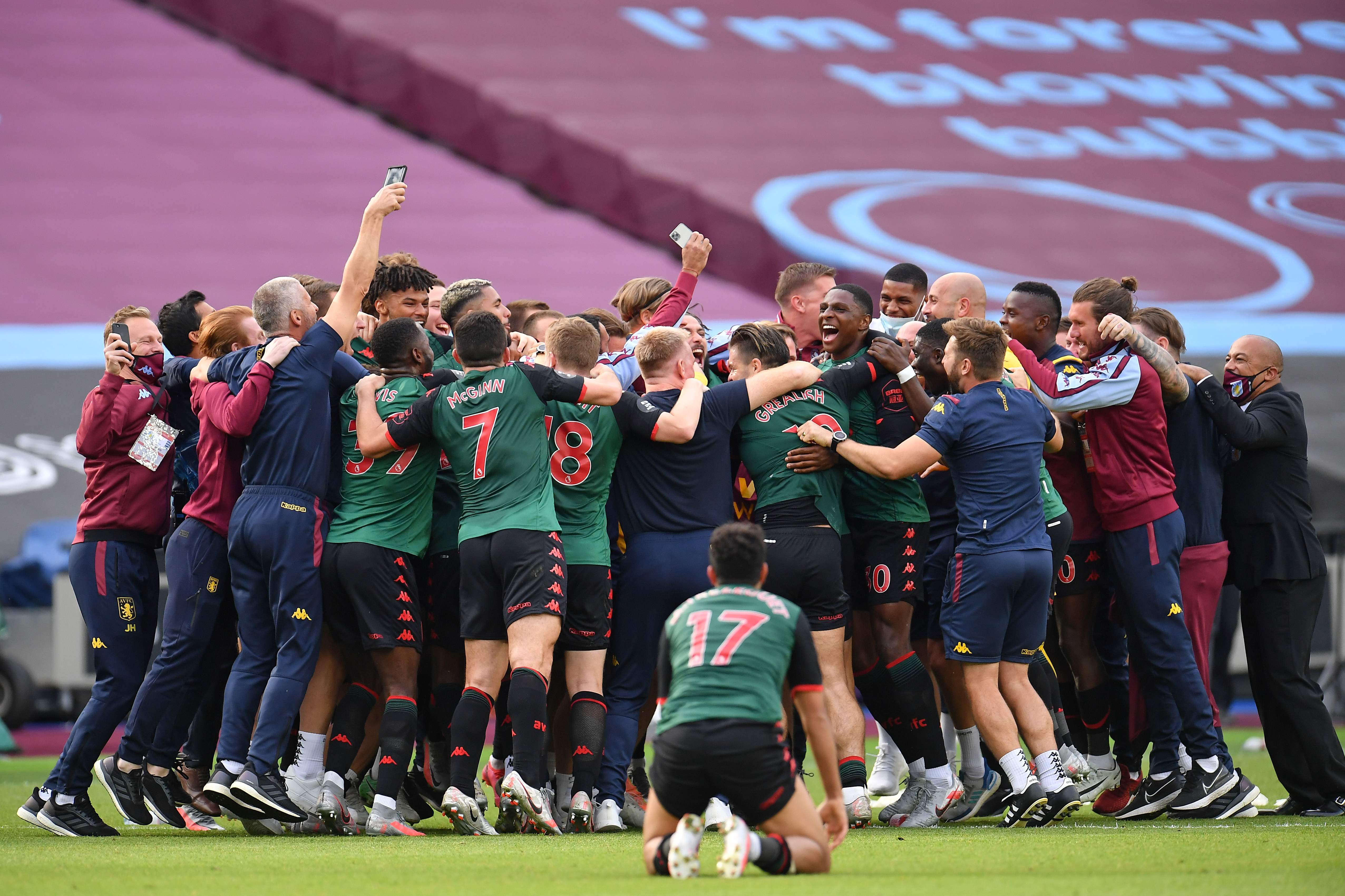 Para pemain dan staf Aston Villa merayakan keberhasilan mereka bertahan di Liga Primer Inggris.