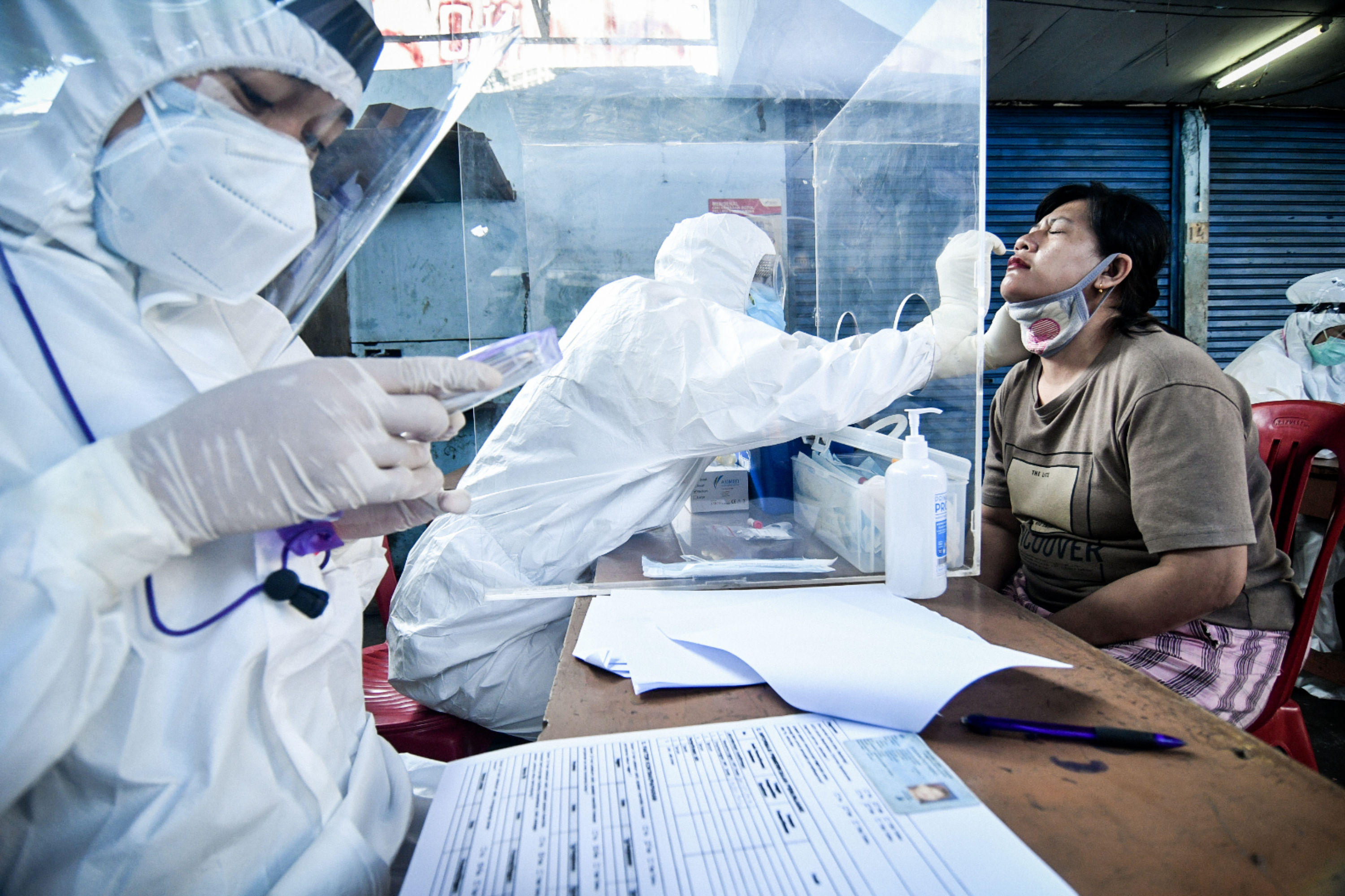 Tim medis Puskesmas Kecamatan Sawah Besar melakukan swab test di Pasar Gang Lilin, Sawah Besar, Jakarta Pusat (1/7/2020)