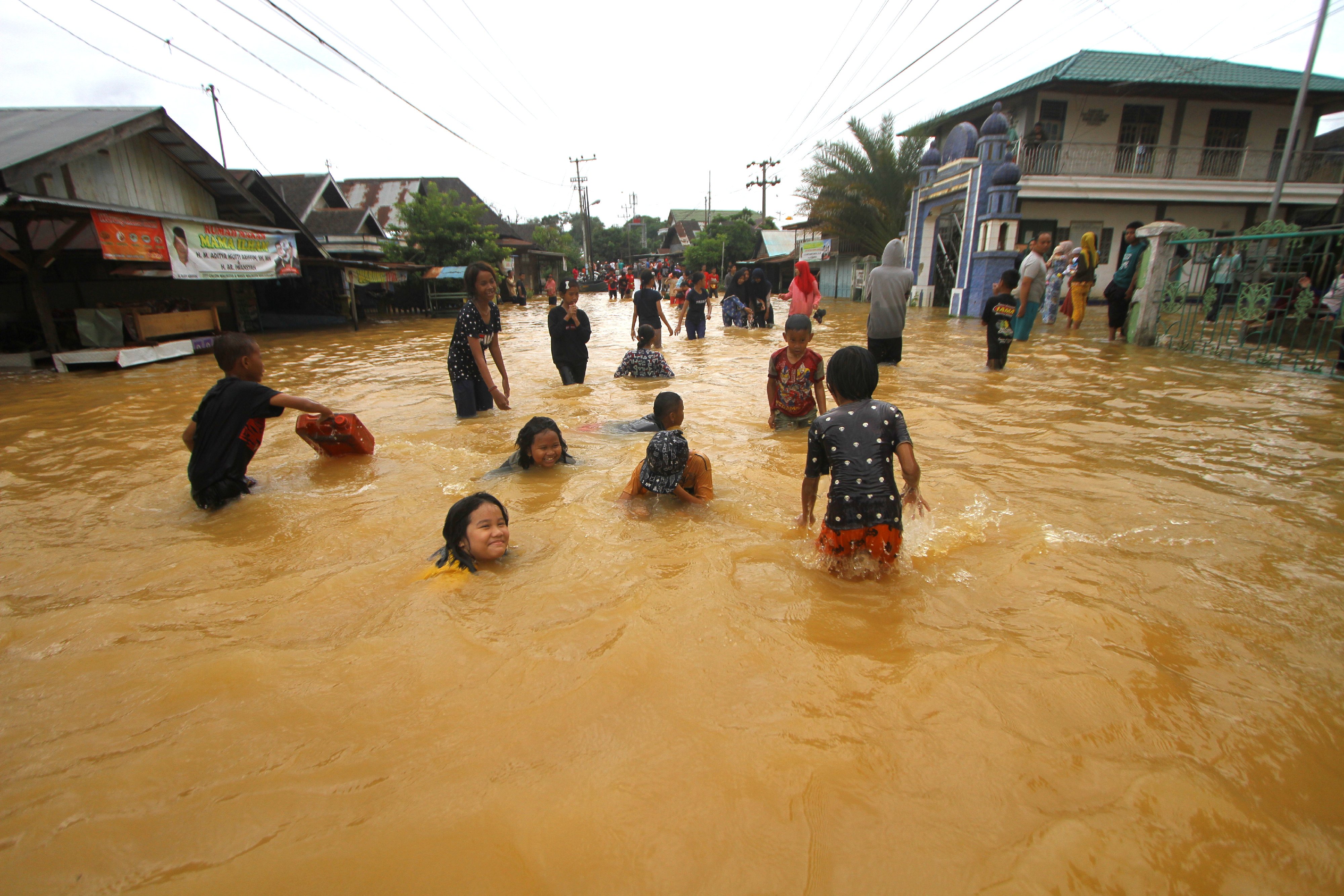Anak-anak bermain di tengah banjir di Kota Banjarmasin, Kalsel awal 2020. Proyek penanggulangan banjir kini direlokasikan untuk pandemi.