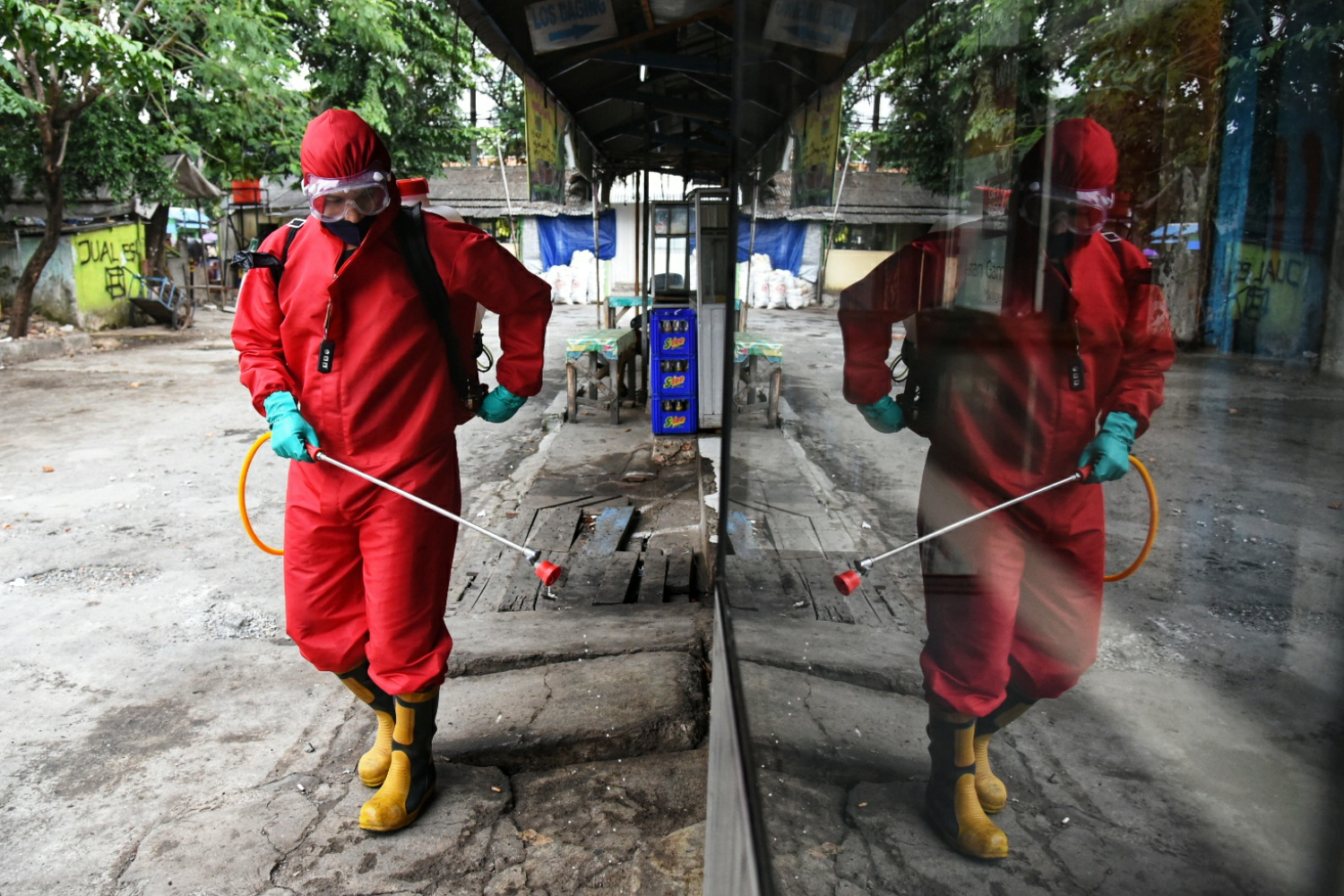 Petugas dari Pemadam Kebakaran Jakarta Pusat melakukan penyemprotan disinfektan di area Pasar Cempaka Putih, Jakarta Pusat.