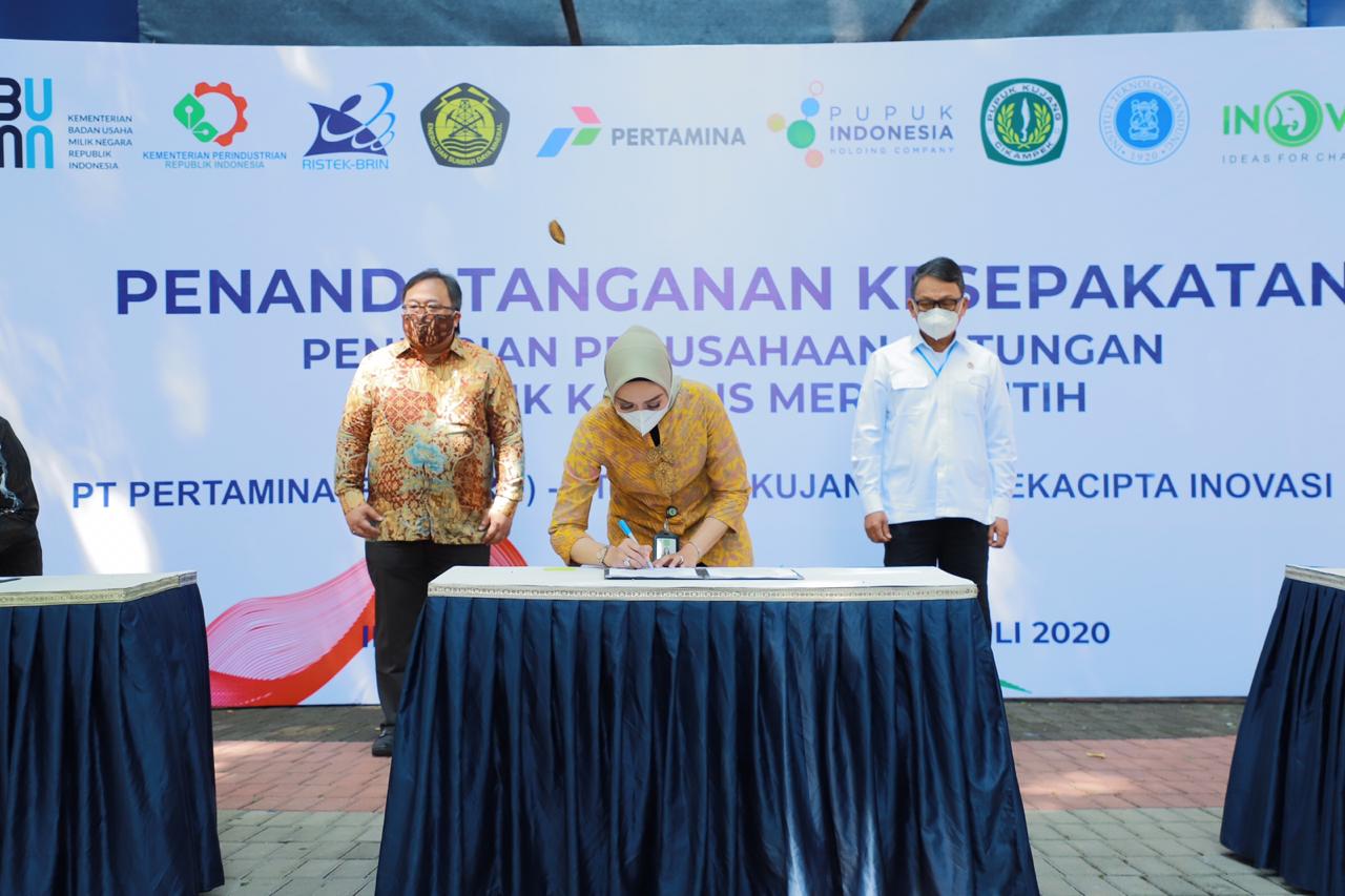 Plt Direktur Utama PT Pupuk Kujang, Rita Widayati melakukan penandatanganan kerja sama pembangunan pabrik katalis bersama Pertamina dan ITB.