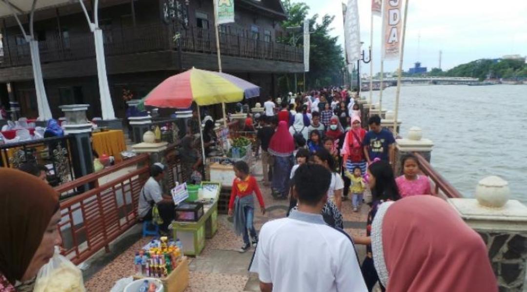 Suasana tepian sungai Martapura di pusat Kota Banjarmasin yang menjadi favorit warga menikmati liburan  